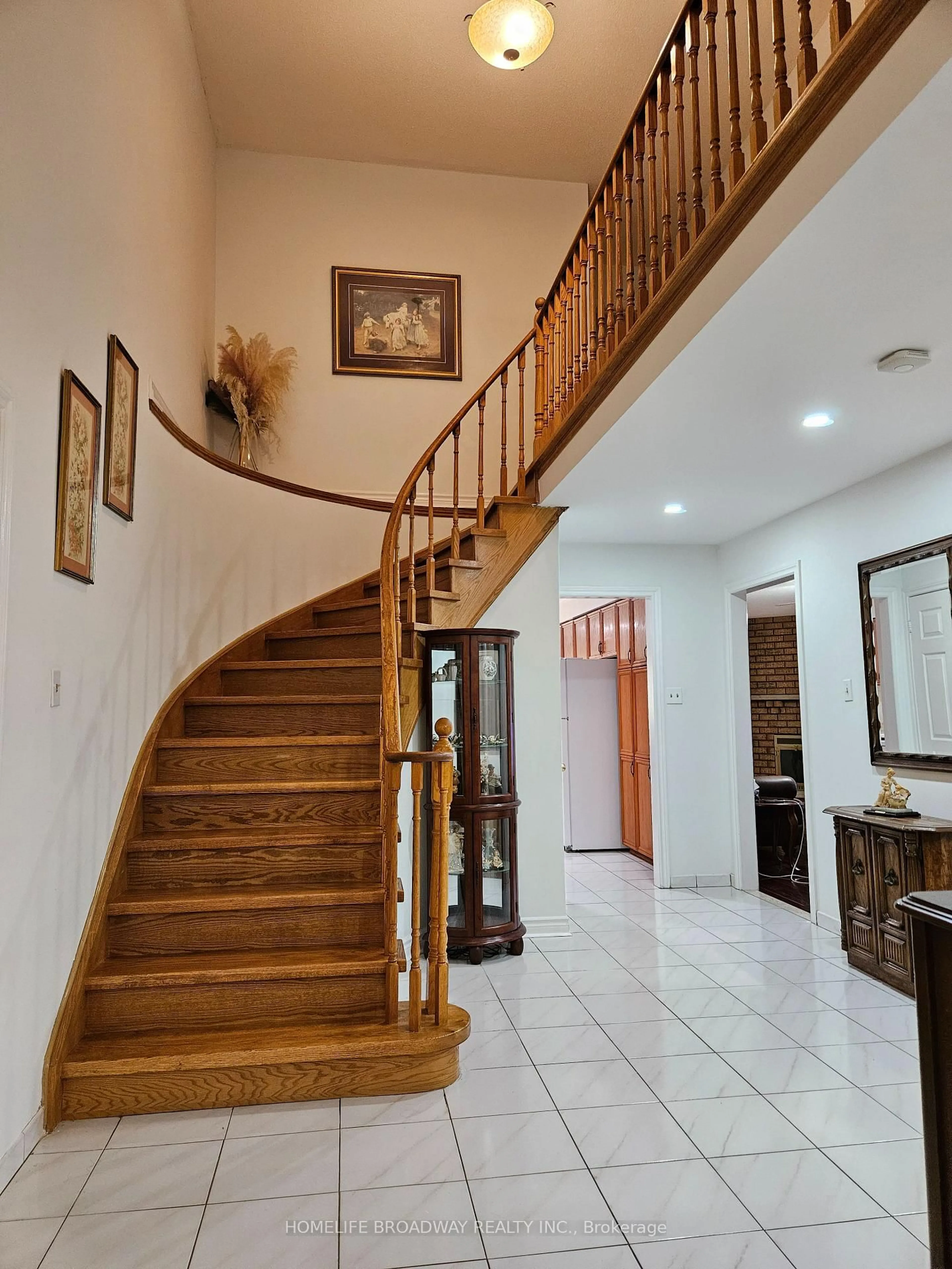 Indoor foyer for 11 Perdue Crt, Markham Ontario L3R 8T2