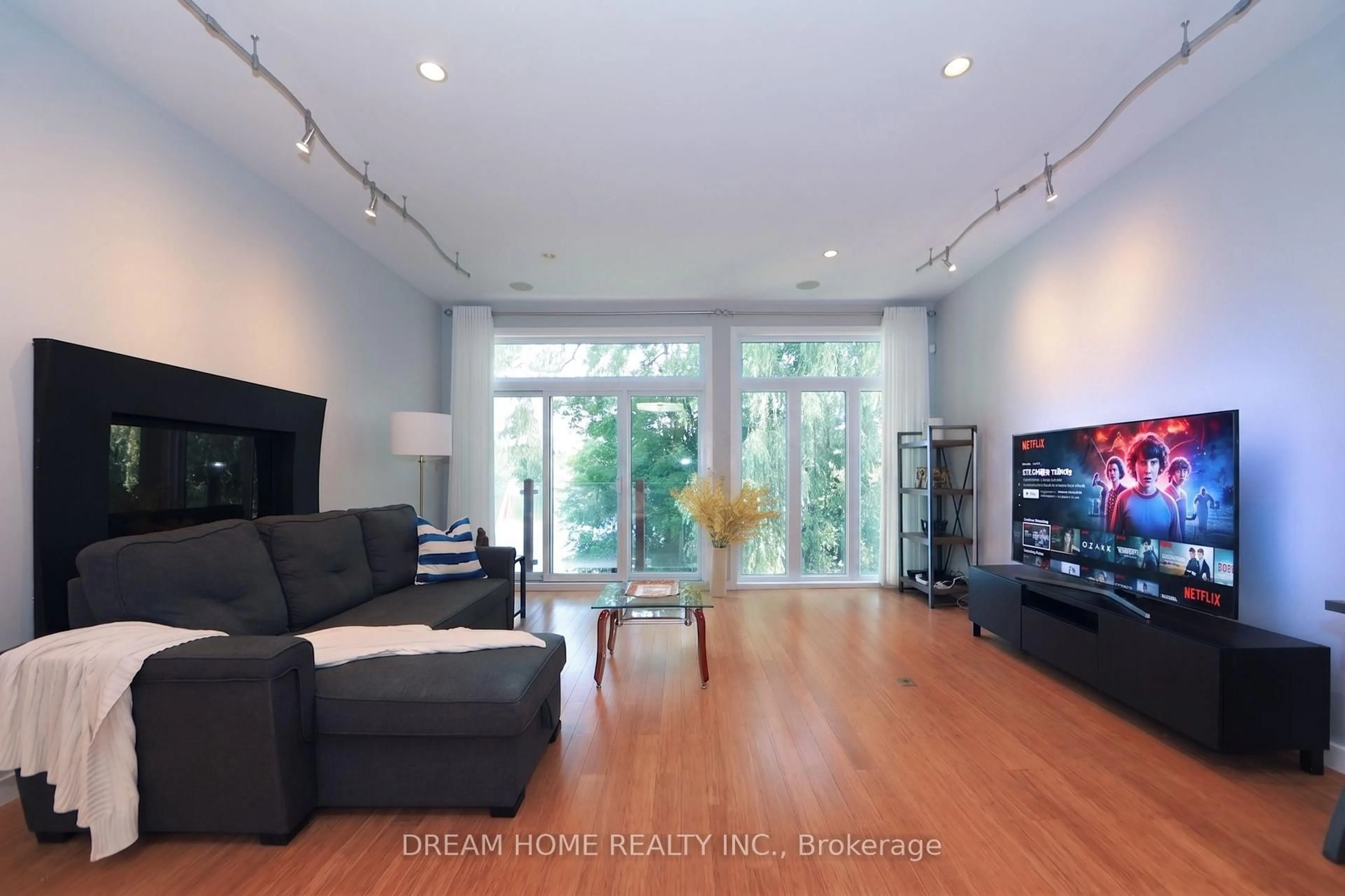 Living room with furniture, unknown for 74 Lakeview Ave, Whitchurch-Stouffville Ontario L4A 2G9