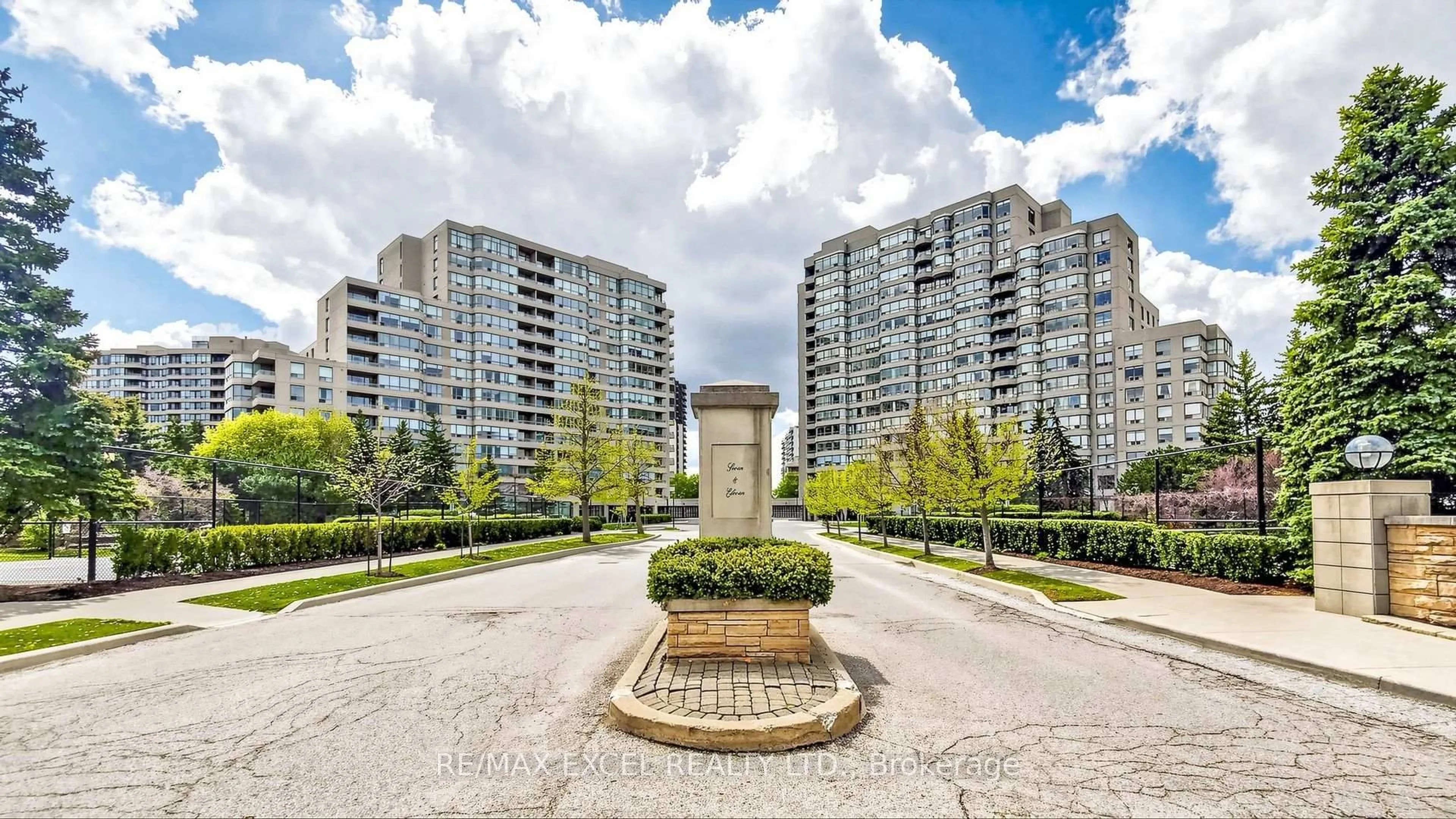 Patio, street for 11 Townsgate Dr #718, Vaughan Ontario L4J 8G4