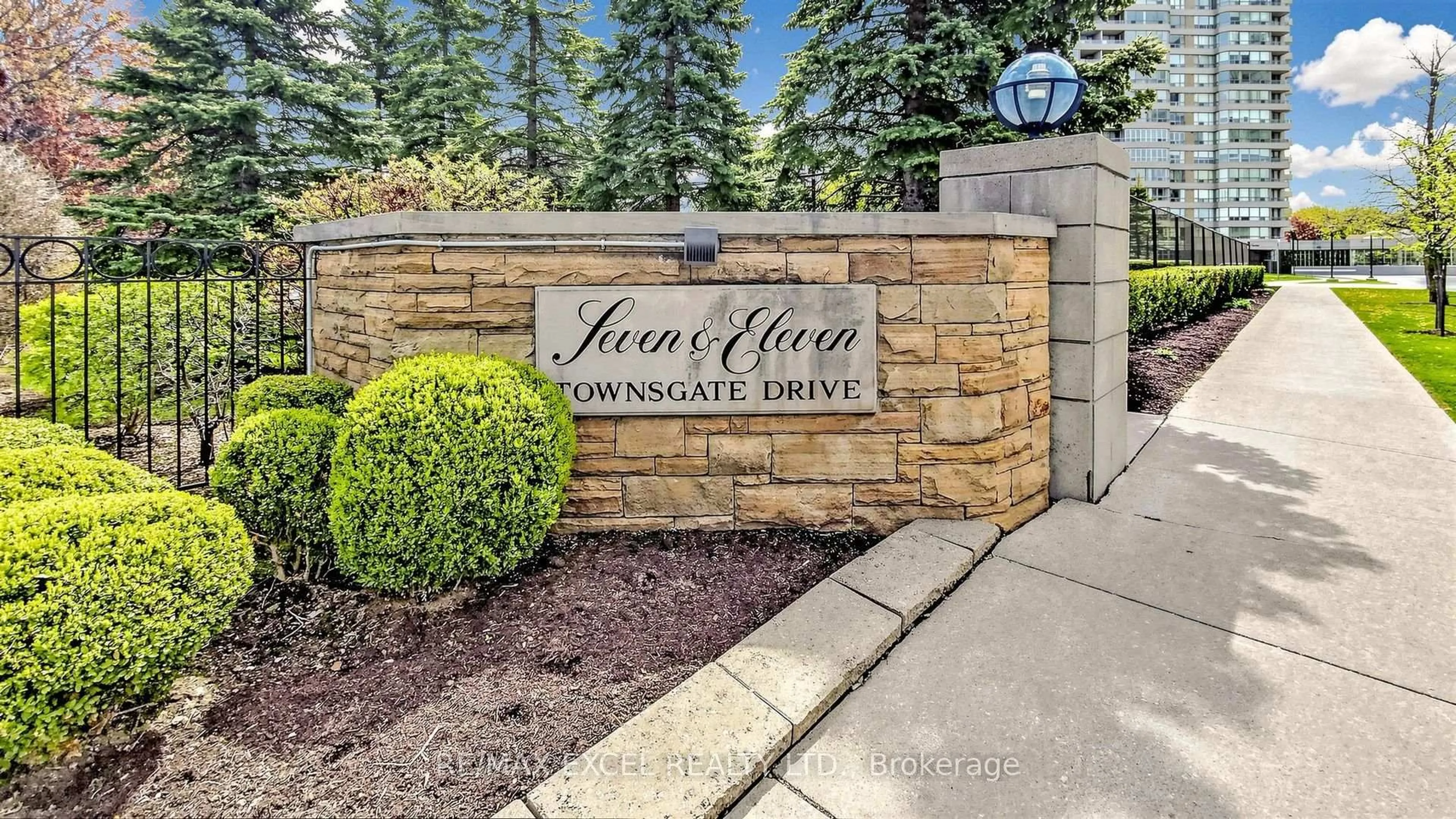 Indoor foyer for 11 Townsgate Dr #718, Vaughan Ontario L4J 8G4