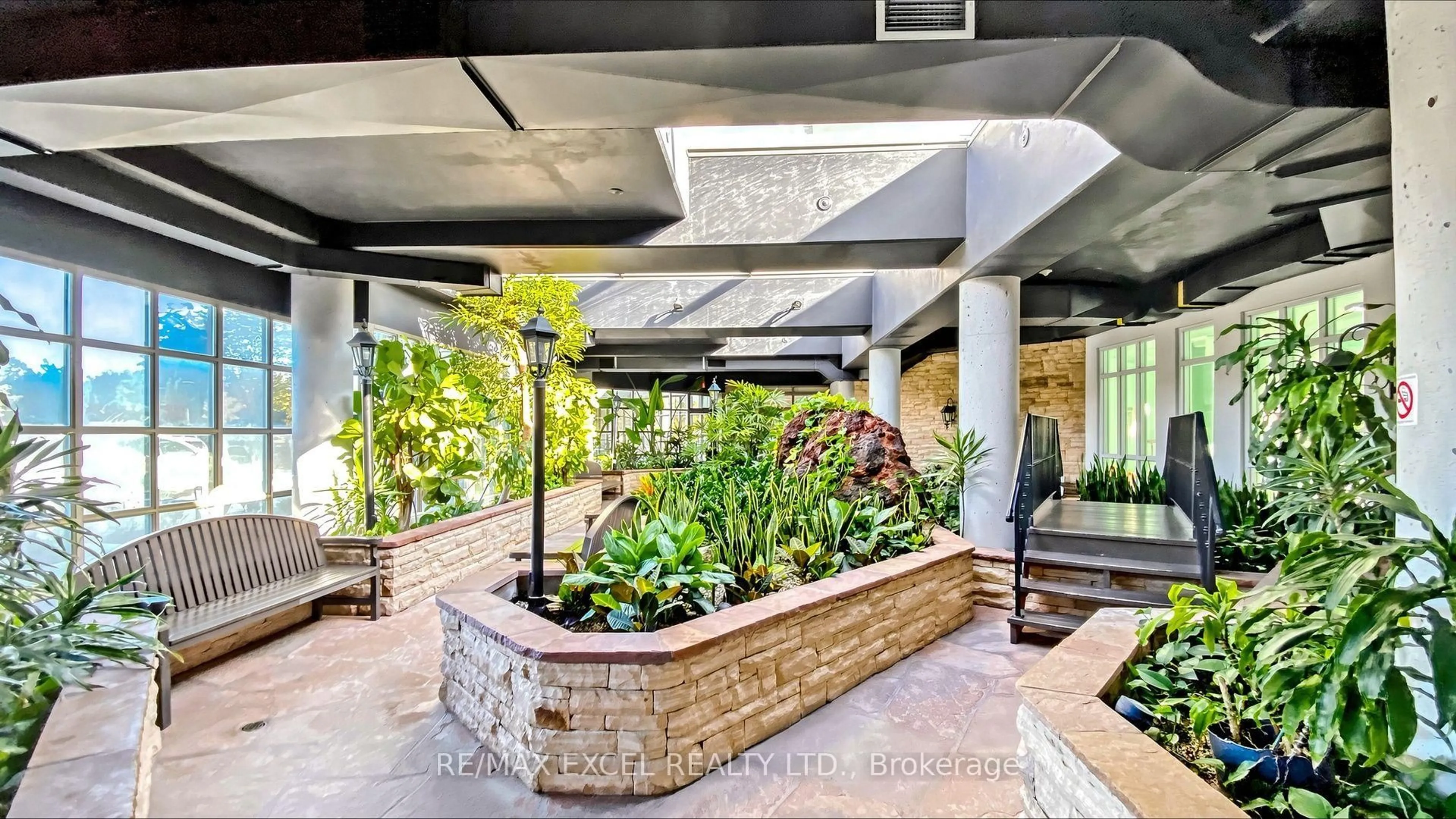 Indoor foyer for 11 Townsgate Dr #718, Vaughan Ontario L4J 8G4