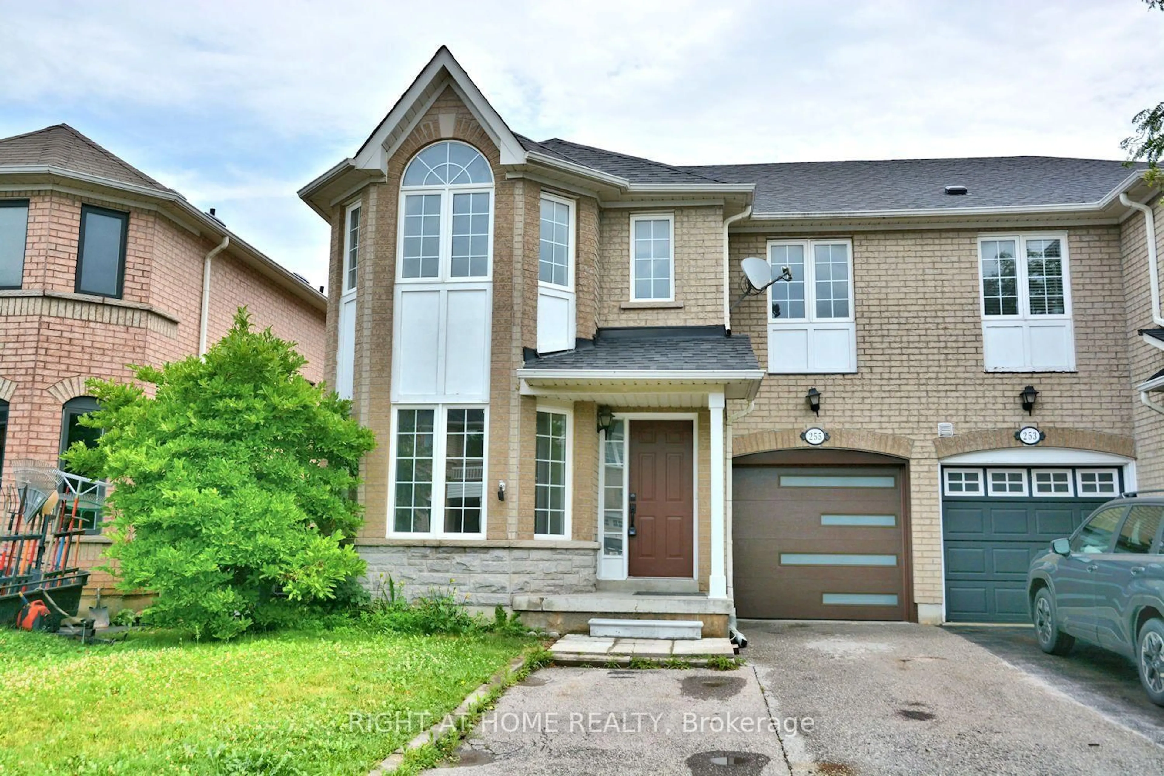 Home with brick exterior material, street for 255 Marble Pl, Newmarket Ontario L3X 2Y3