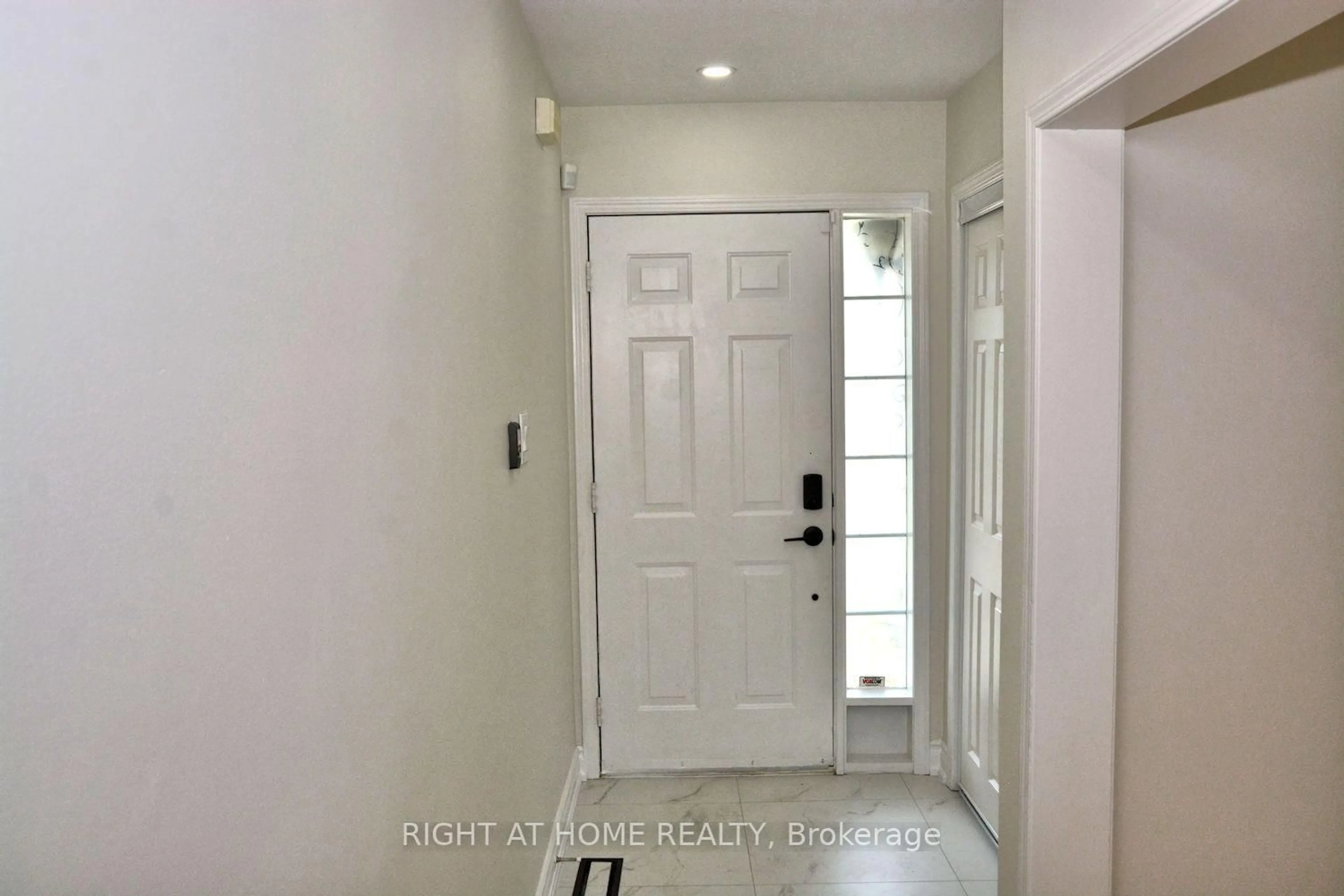 Indoor entryway for 255 Marble Pl, Newmarket Ontario L3X 2Y3