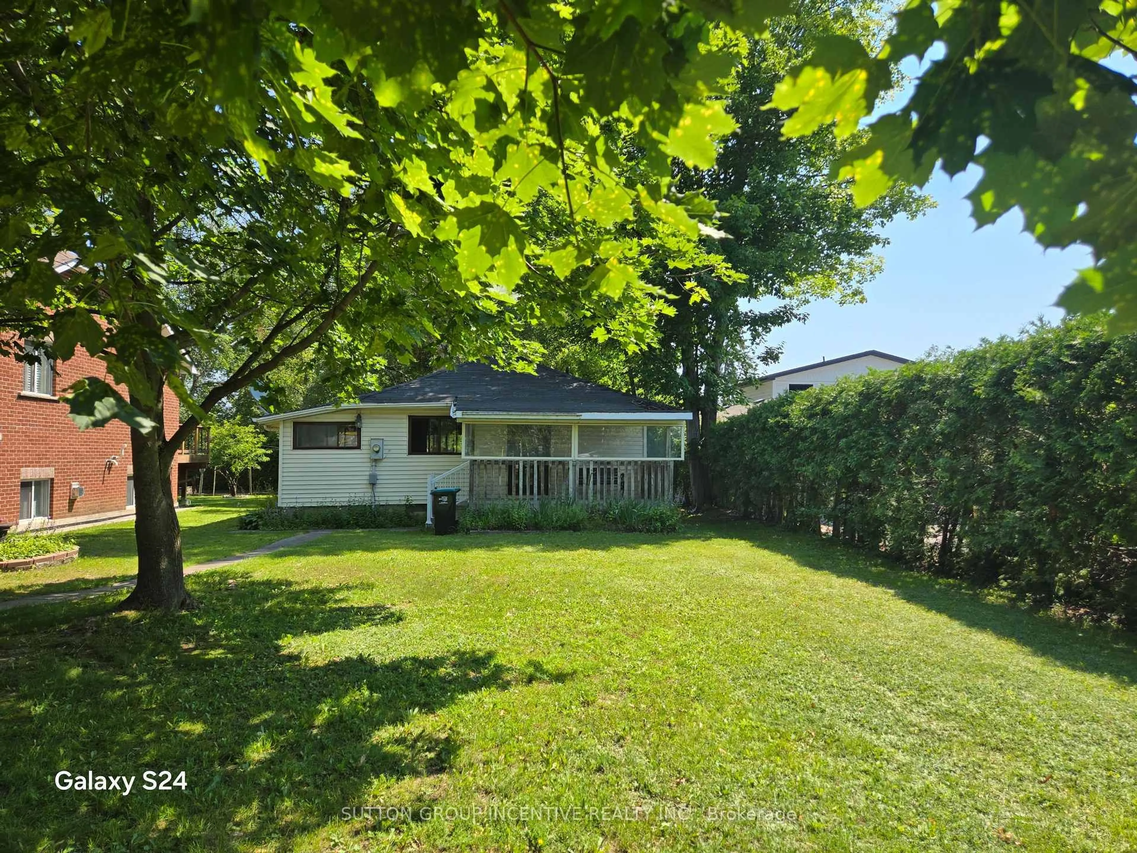 A pic from outside/outdoor area/front of a property/back of a property/a pic from drone, unknown for 1737 St. John's Rd, Innisfil Ontario L9S 1S9