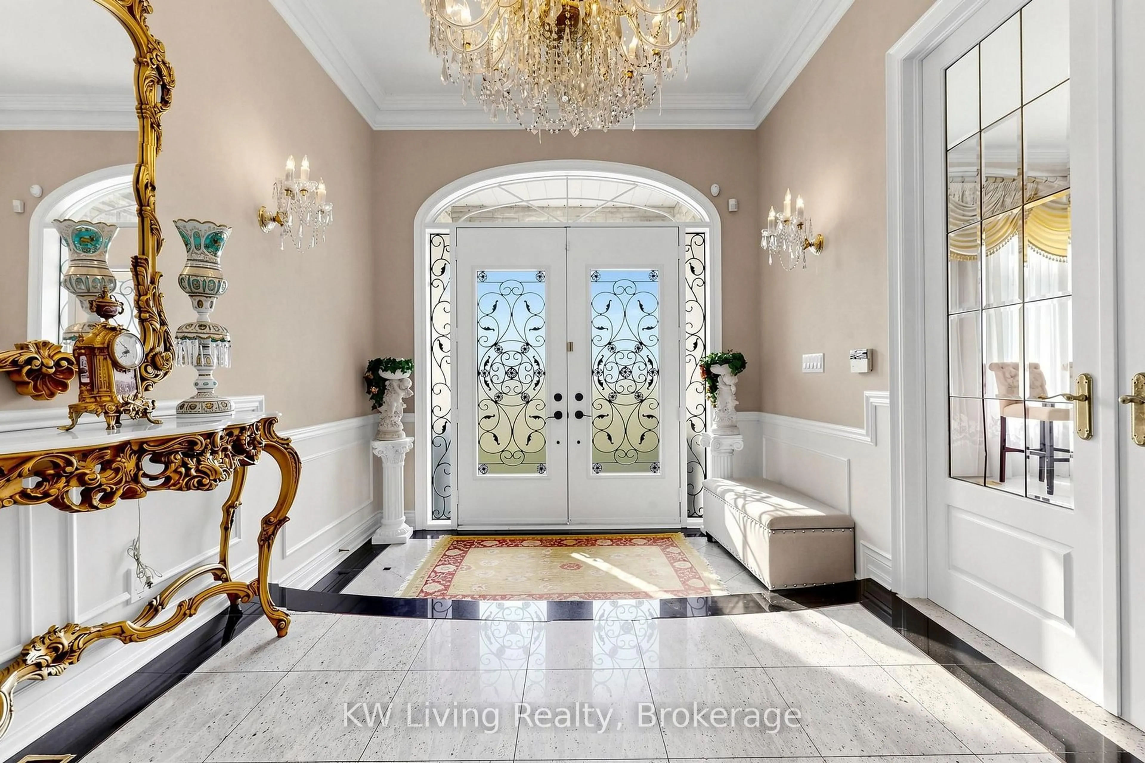 Indoor entryway for 16 Montressor Crt, Richmond Hill Ontario L4B 4B7
