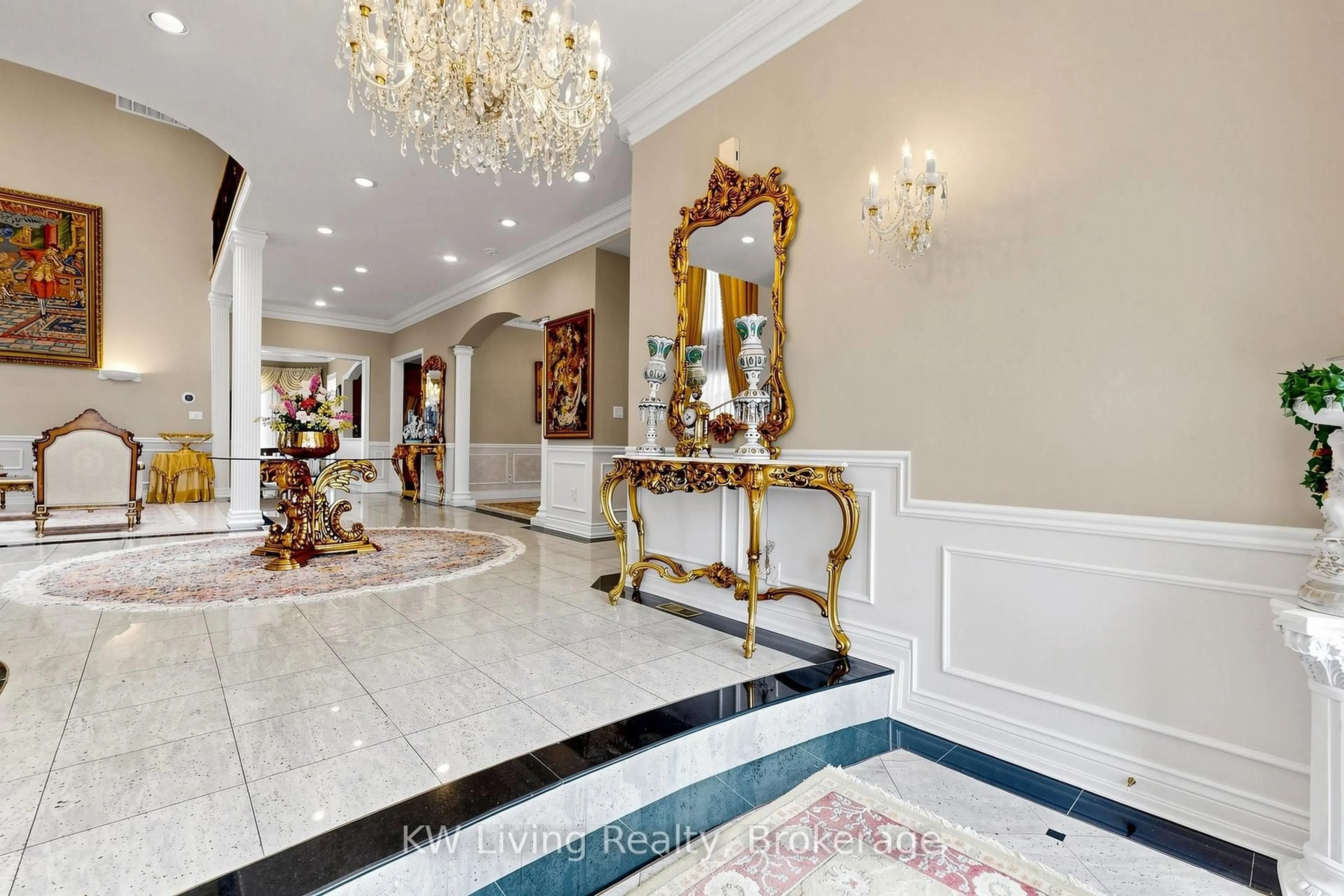 Indoor foyer for 16 Montressor Crt, Richmond Hill Ontario L4B 4B7
