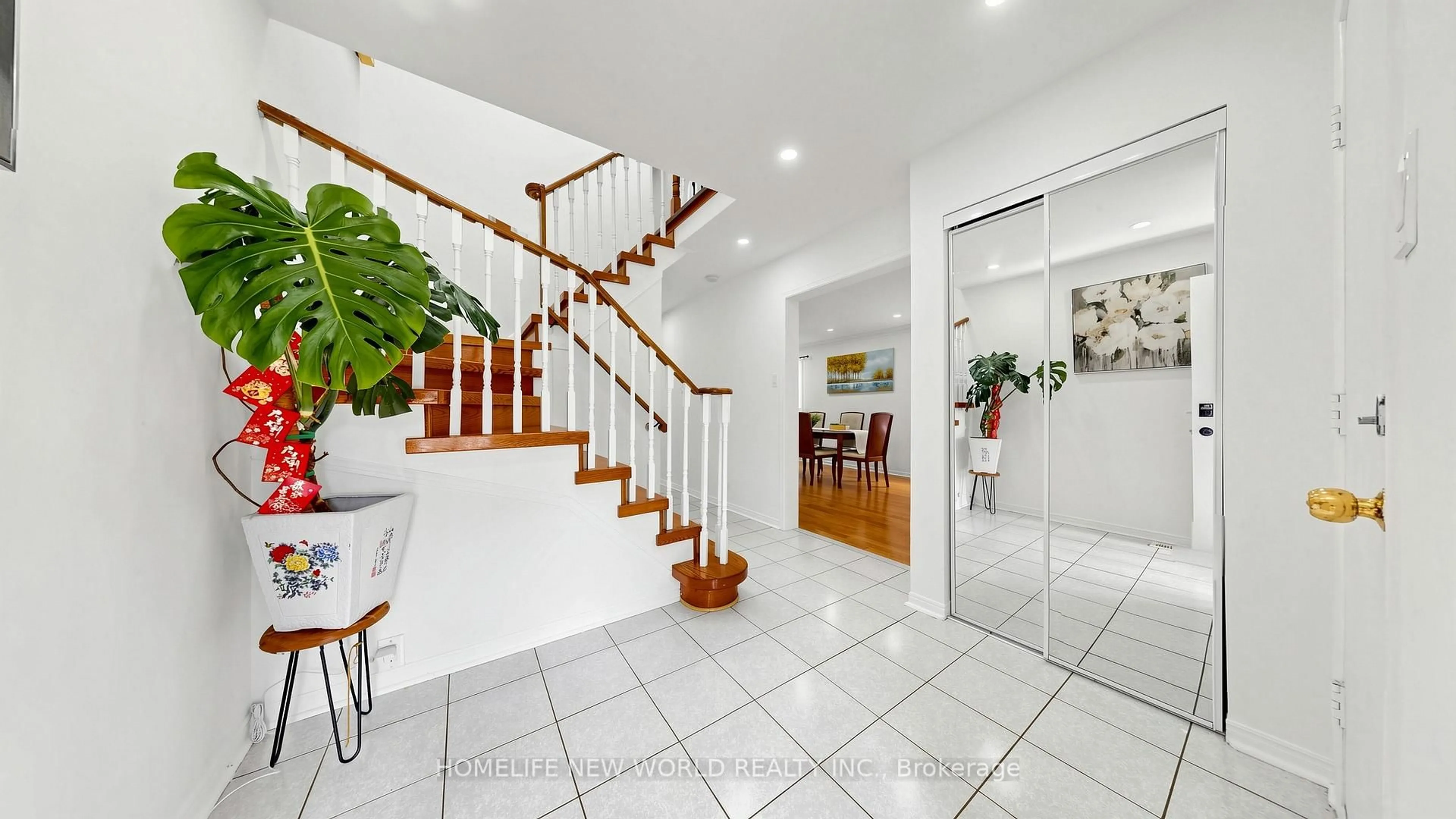 Indoor foyer for 73 Doubtfire Cres, Markham Ontario L3S 3V4