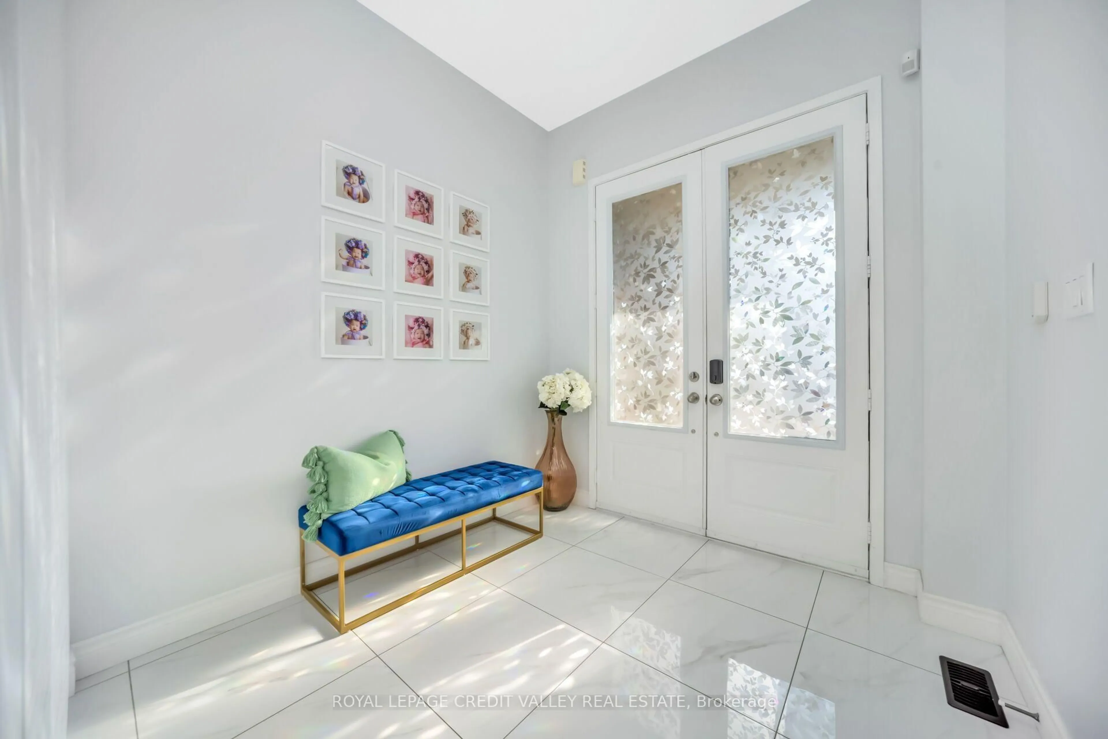 Indoor entryway for 336 Elyse Crt, Aurora Ontario L4G 2C9