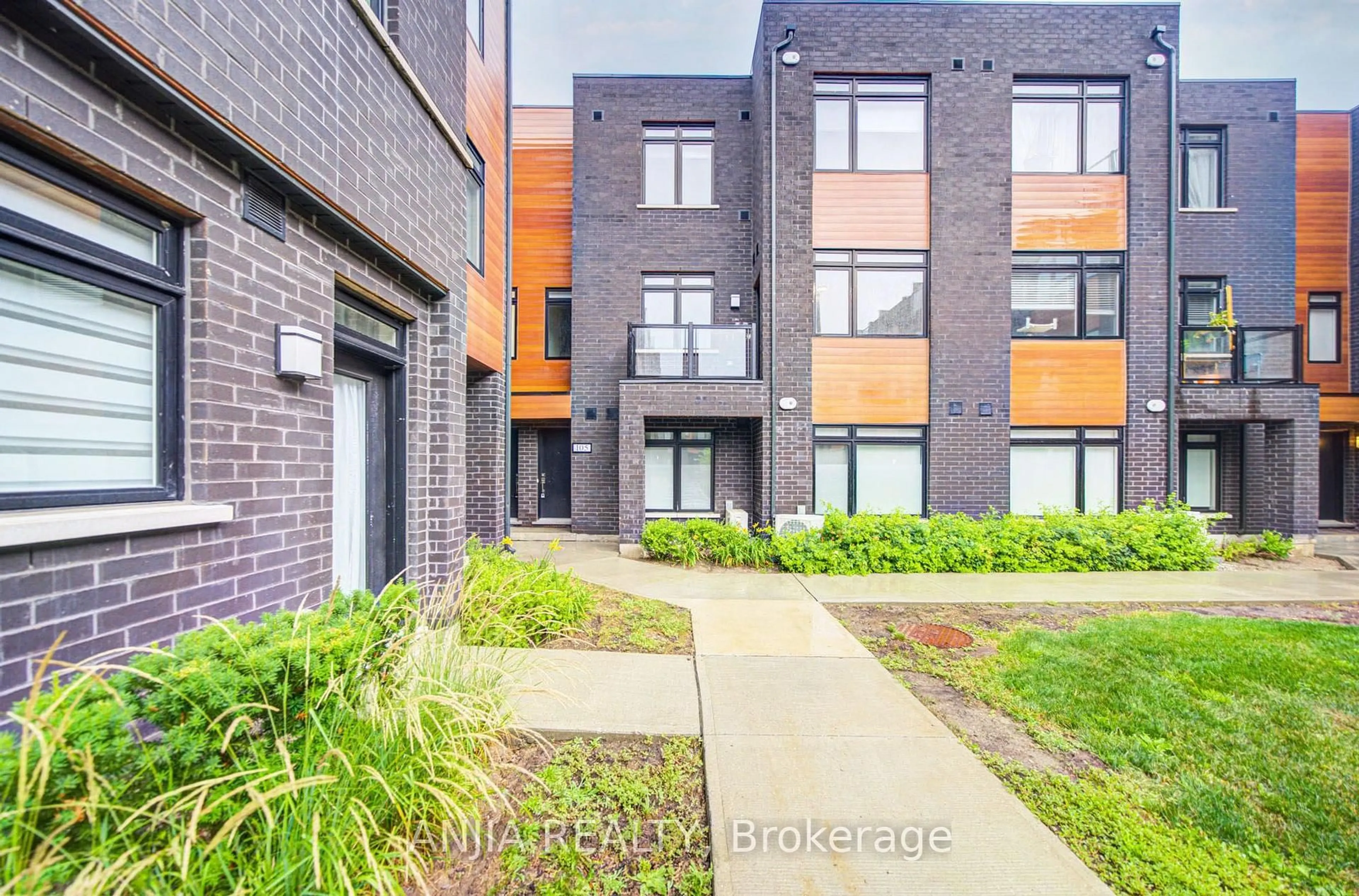 Home with brick exterior material, street for 370D Red Maple Rd #105, Richmond Hill Ontario L4C 5T4