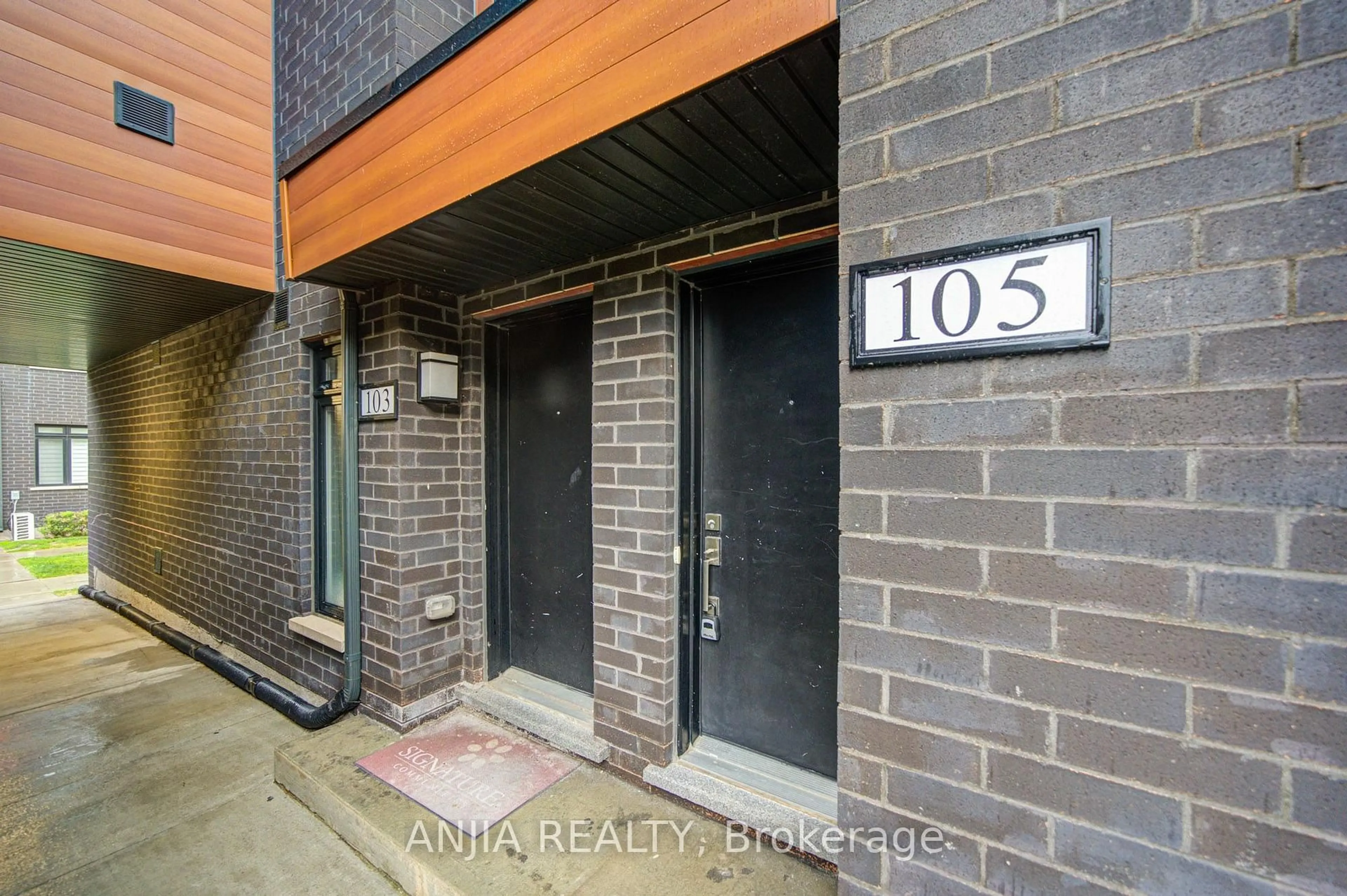 Indoor entryway for 370D Red Maple Rd #105, Richmond Hill Ontario L4C 5T4