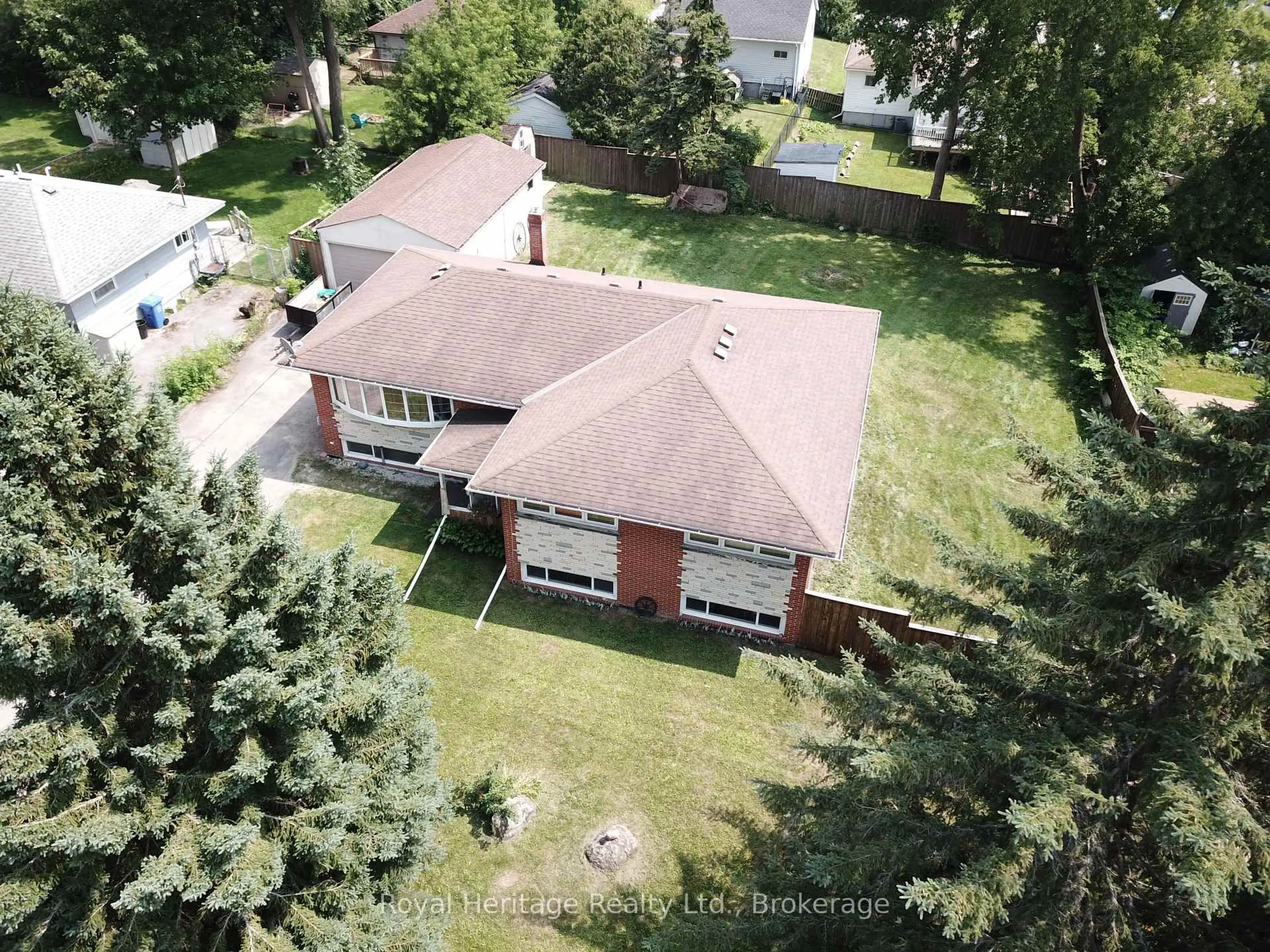 A pic from outside/outdoor area/front of a property/back of a property/a pic from drone, unknown for 135 Silas Blvd, Georgina Ontario L4P 2K2