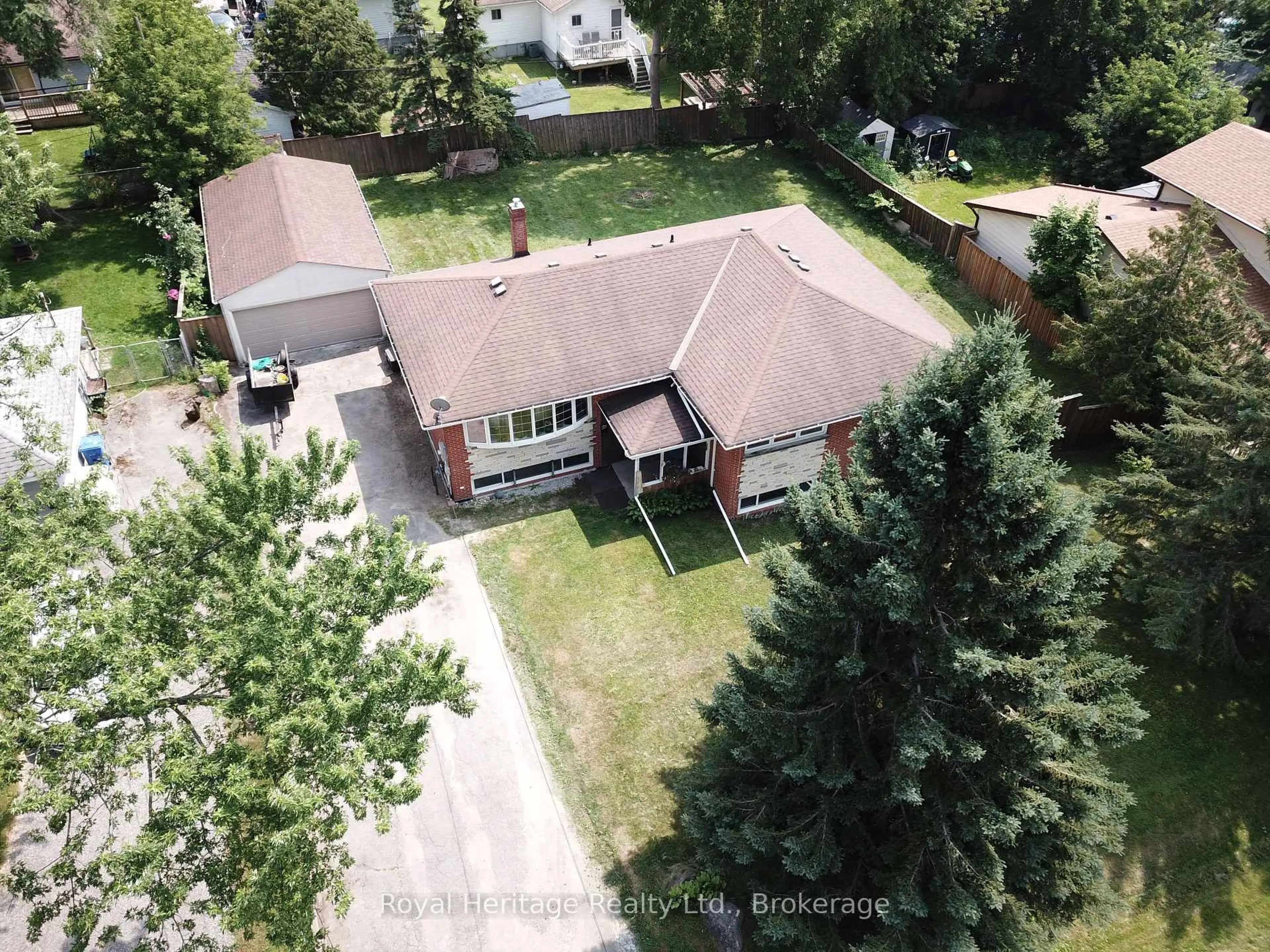 A pic from outside/outdoor area/front of a property/back of a property/a pic from drone, street for 135 Silas Blvd, Georgina Ontario L4P 2K2