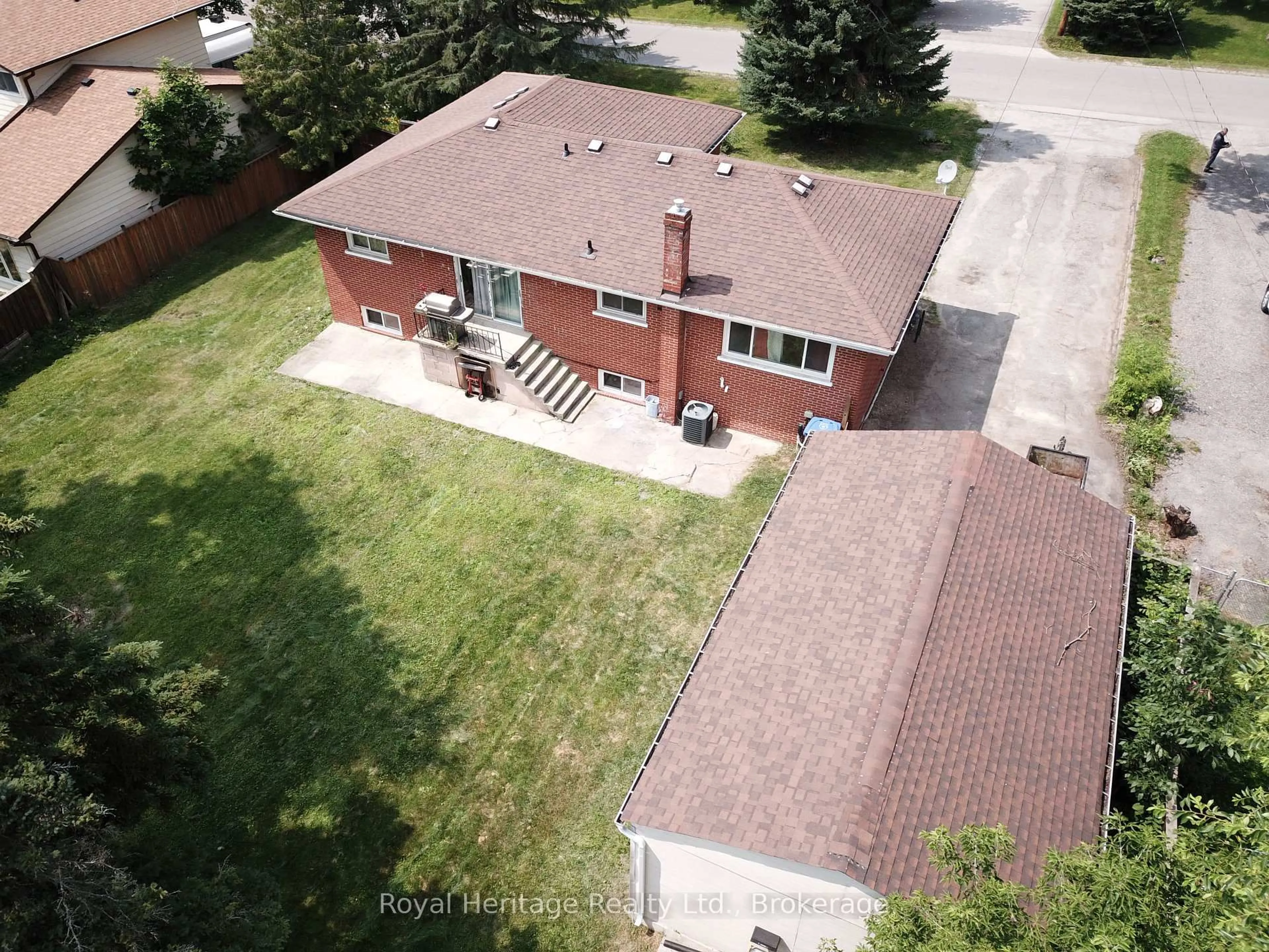 A pic from outside/outdoor area/front of a property/back of a property/a pic from drone, street for 135 Silas Blvd, Georgina Ontario L4P 2K2