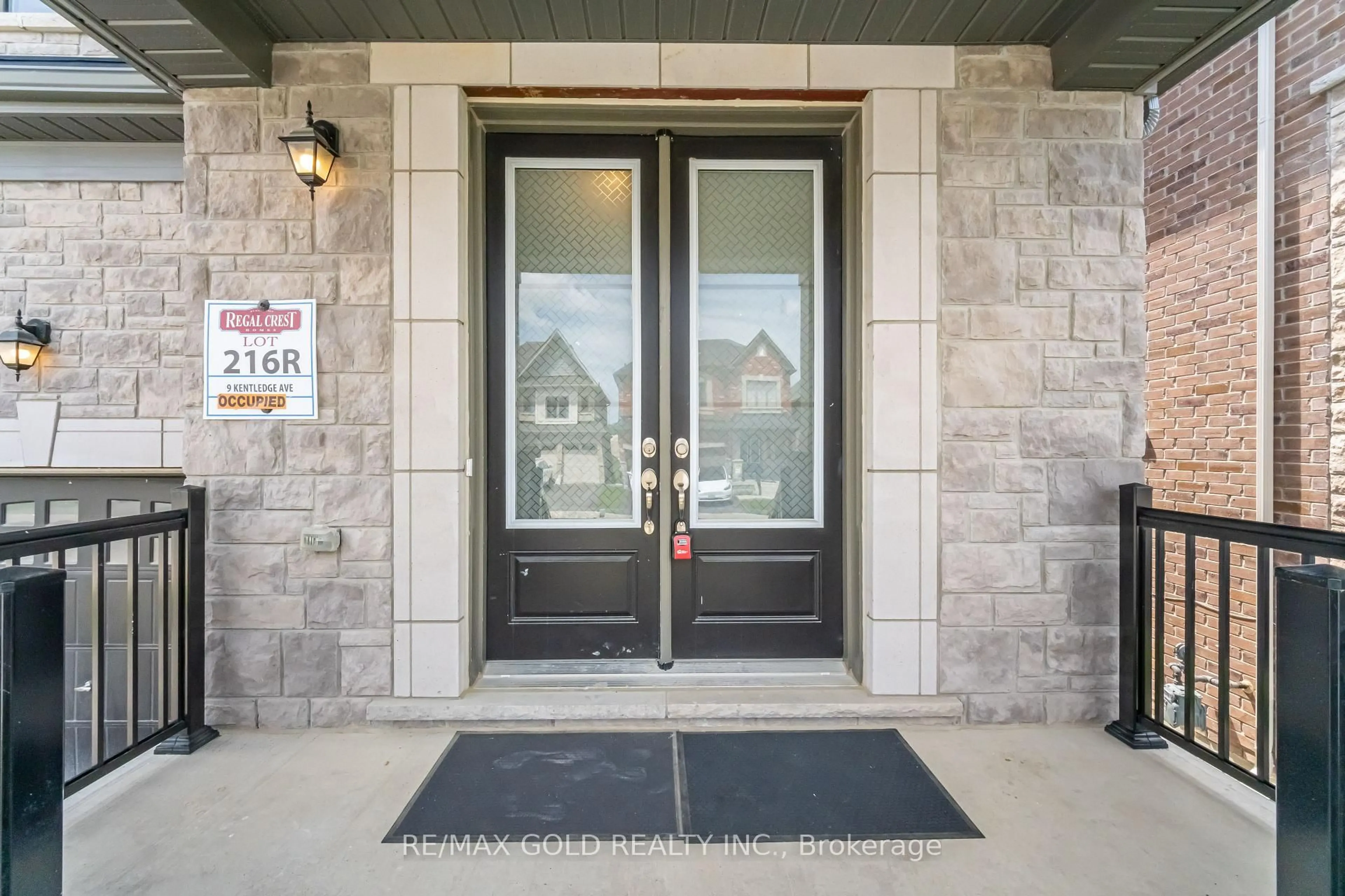 Indoor entryway for 9 Kentledge Ave, East Gwillimbury Ontario L9N 0W3
