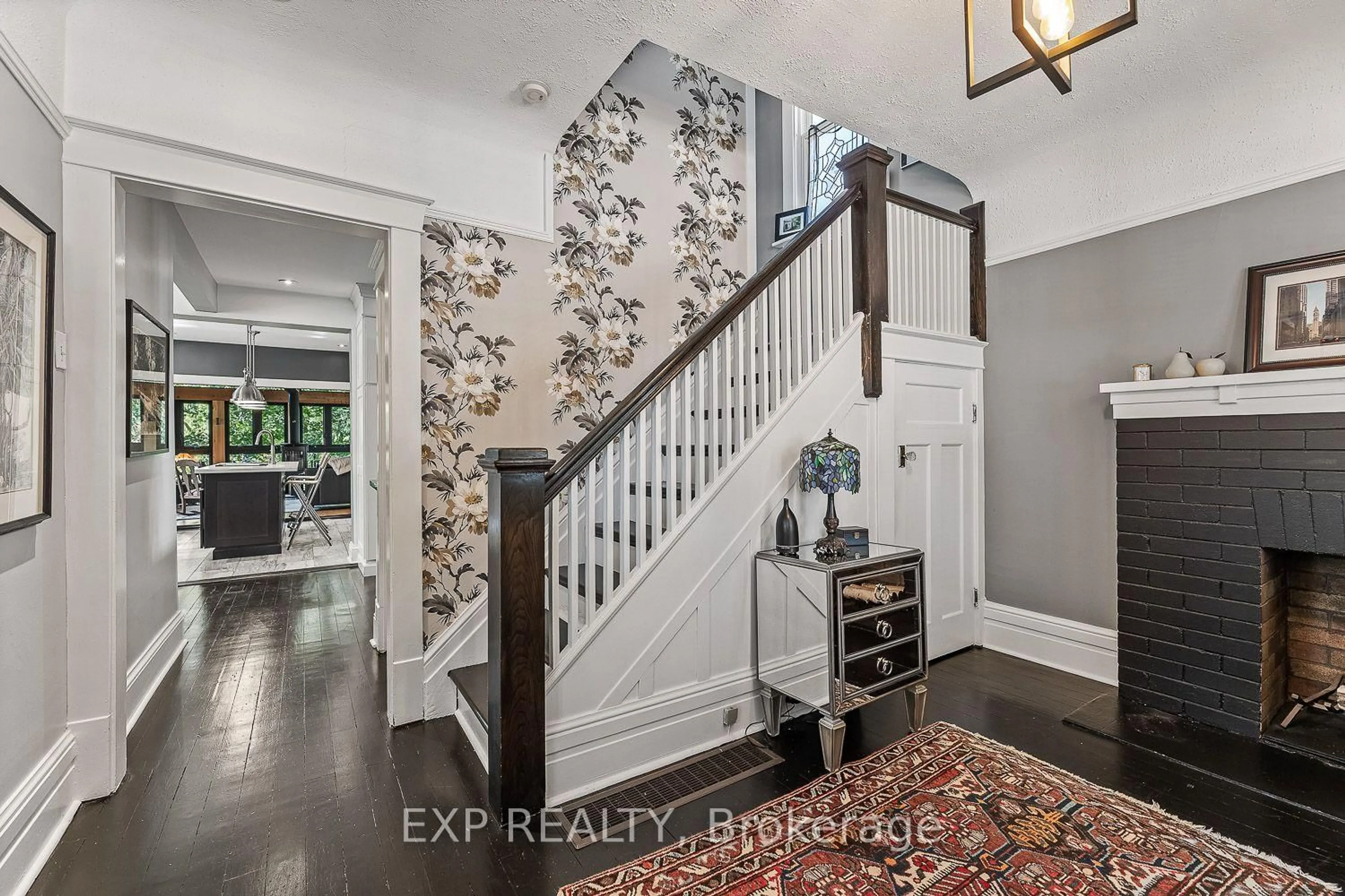 Indoor entryway for 208 Lorne Ave, Newmarket Ontario L3Y 4K2