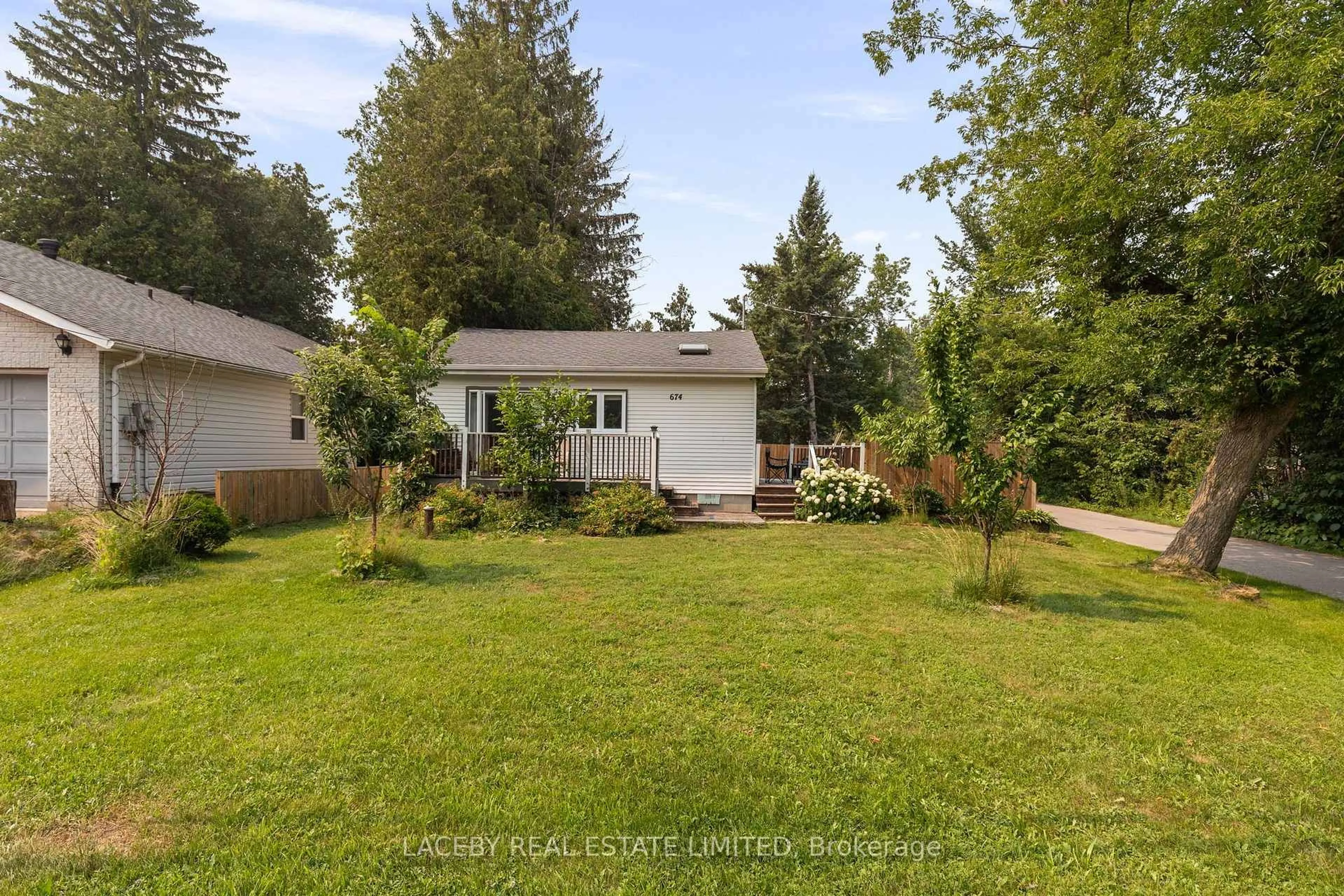 A pic from outside/outdoor area/front of a property/back of a property/a pic from drone, street for 674 CHESTNUT St, Innisfil Ontario L9S 2H7