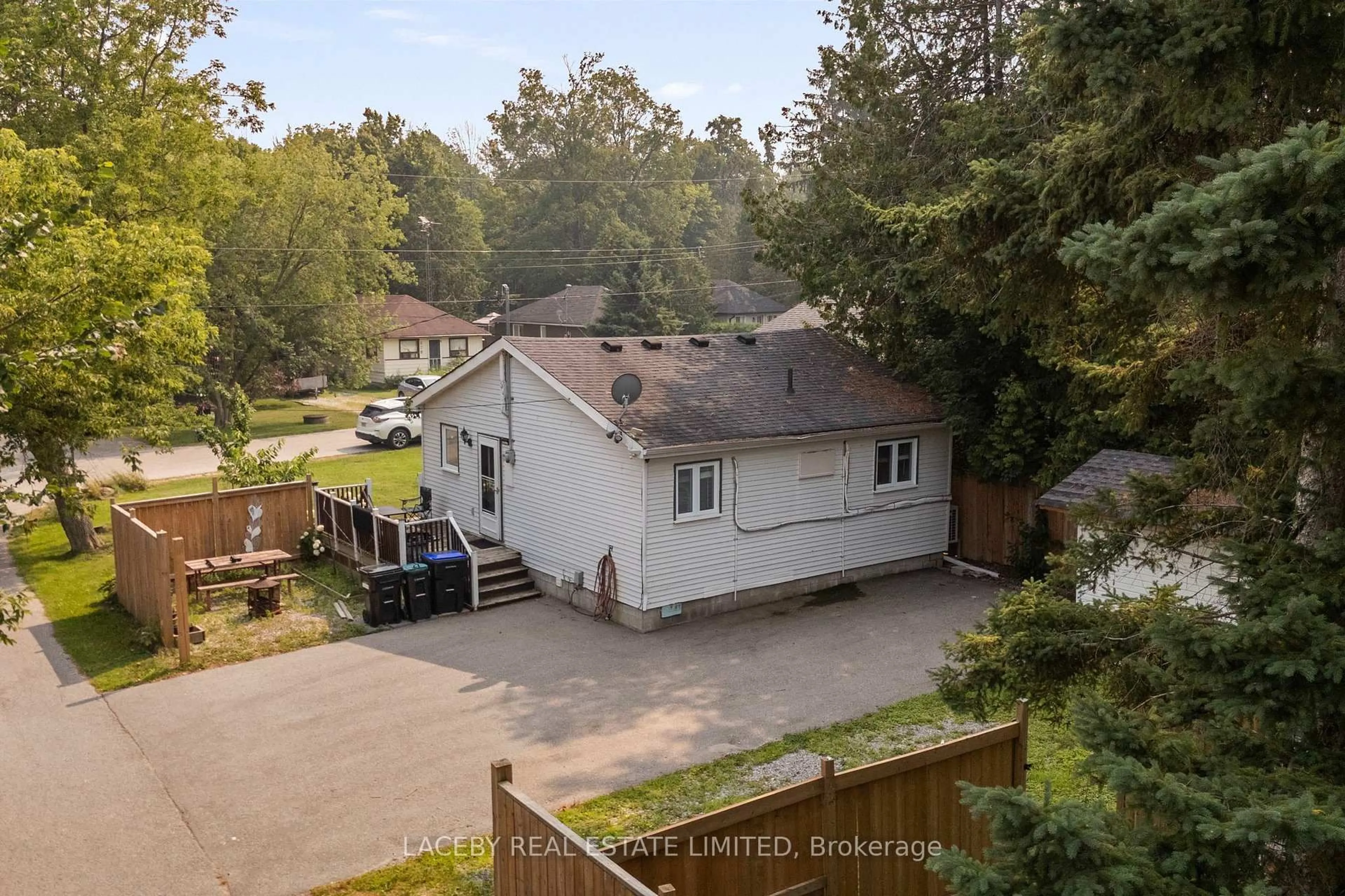 A pic from outside/outdoor area/front of a property/back of a property/a pic from drone, street for 674 CHESTNUT St, Innisfil Ontario L9S 2H7