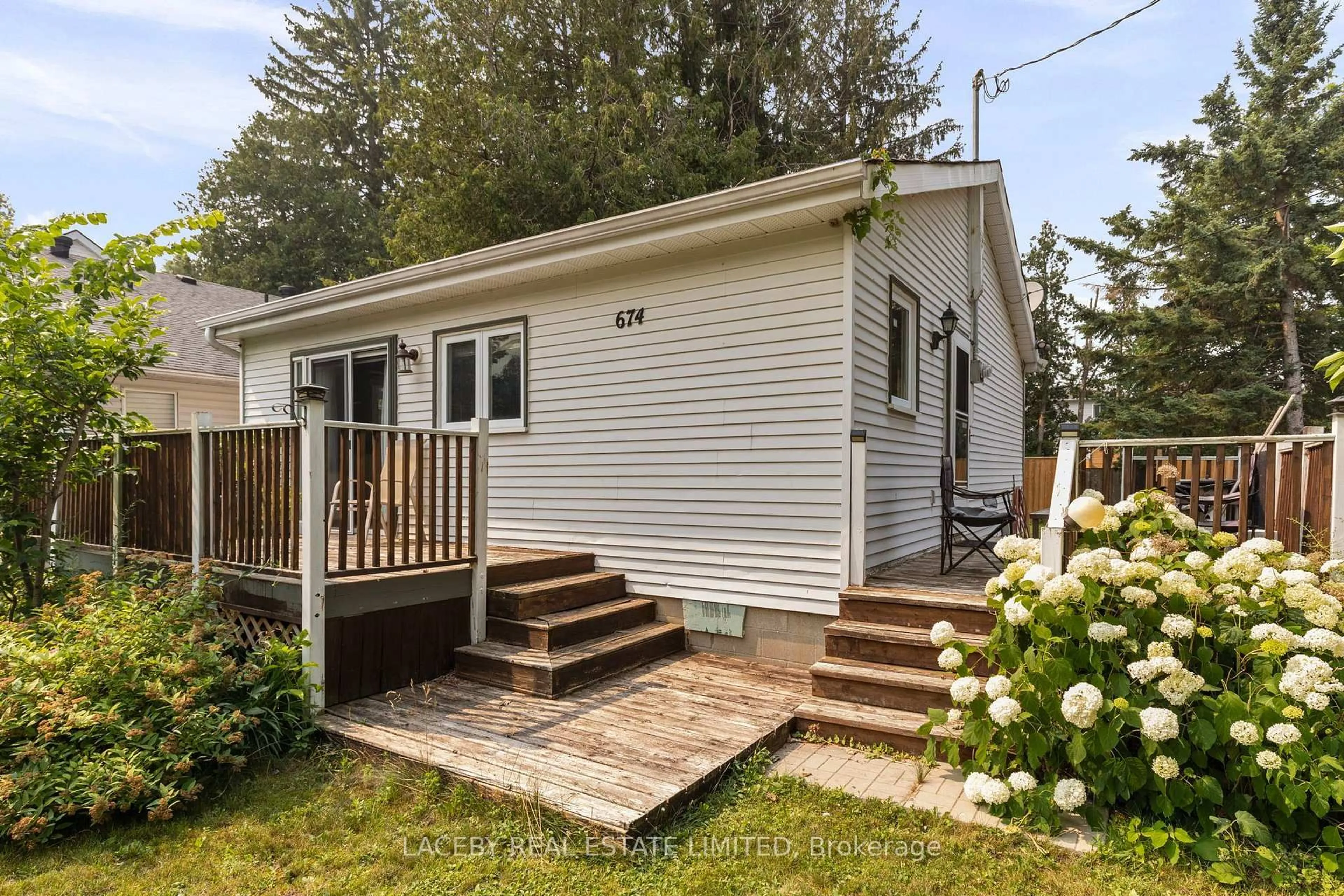 Home with vinyl exterior material, street for 674 CHESTNUT St, Innisfil Ontario L9S 2H7