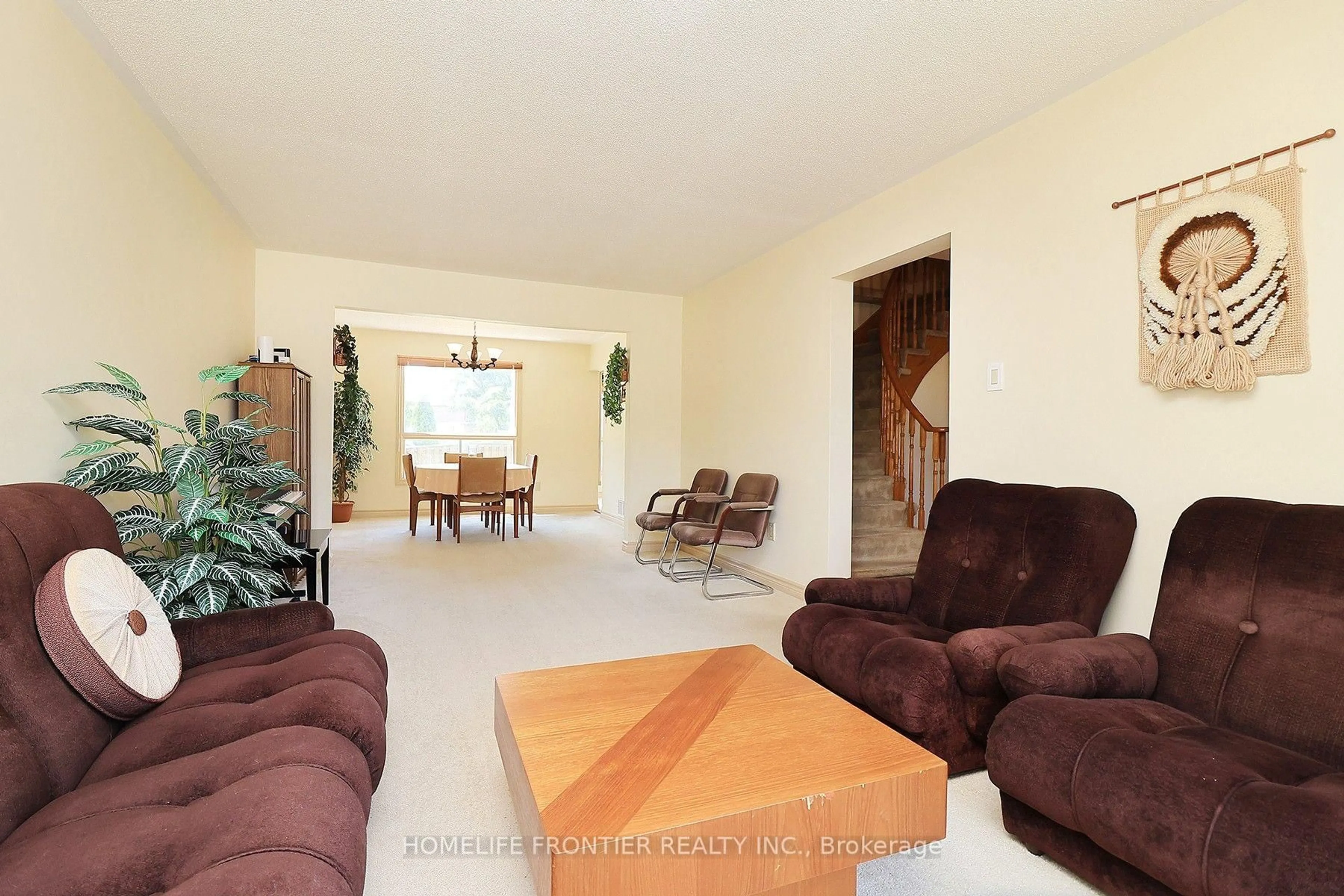 Living room with furniture, unknown for 48 Ashfield Dr, Richmond Hill Ontario L4E 2K9
