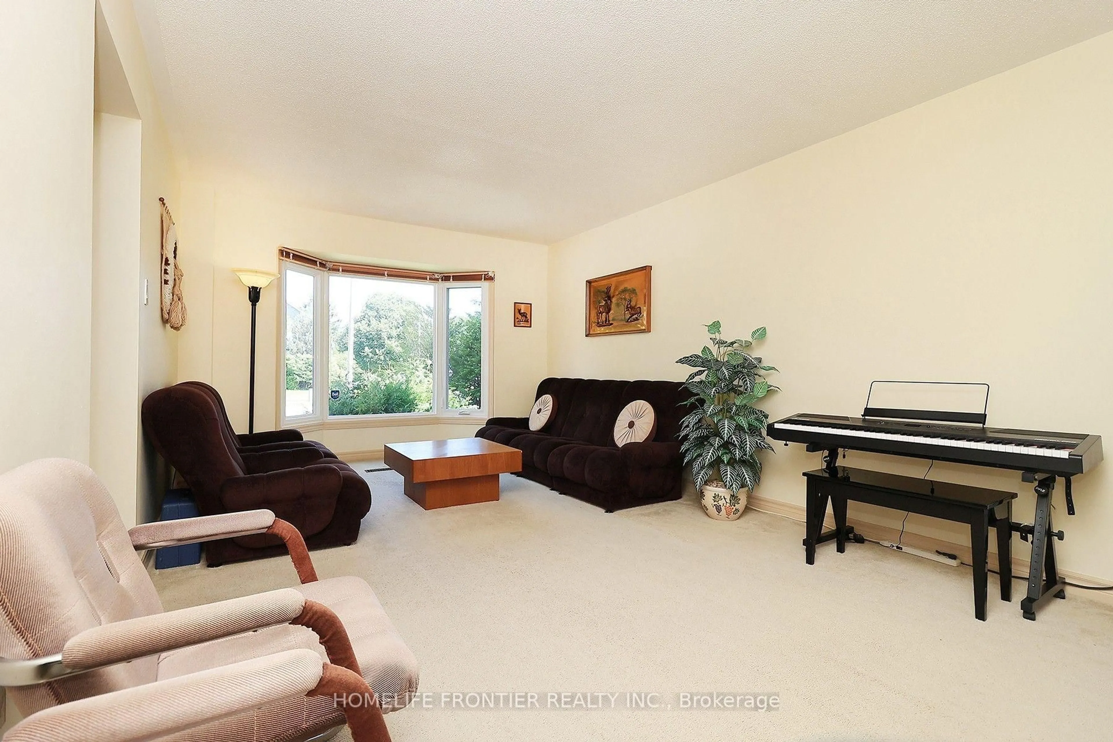 Living room with furniture, unknown for 48 Ashfield Dr, Richmond Hill Ontario L4E 2K9