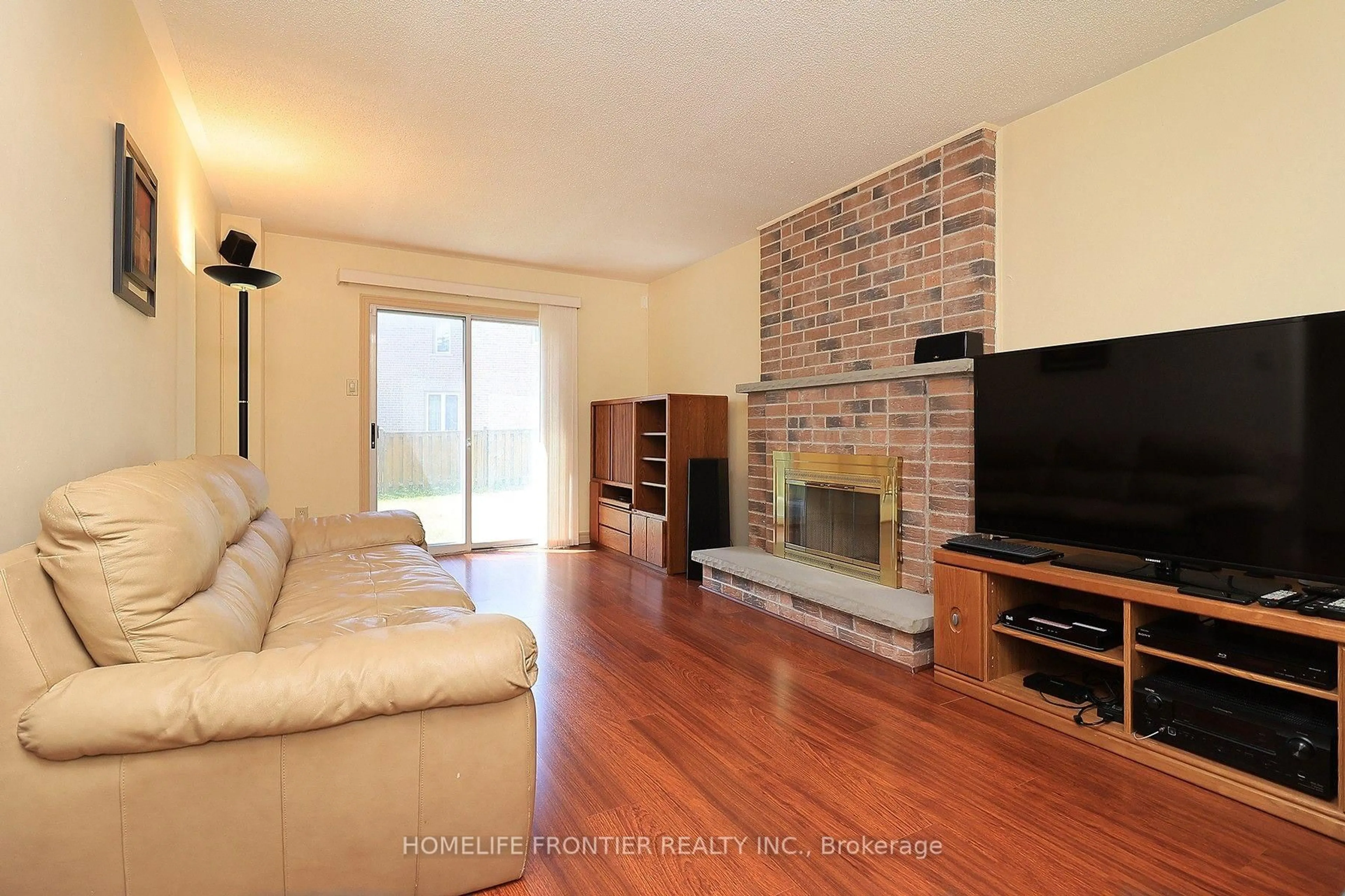 Living room with furniture, wood/laminate floor for 48 Ashfield Dr, Richmond Hill Ontario L4E 2K9