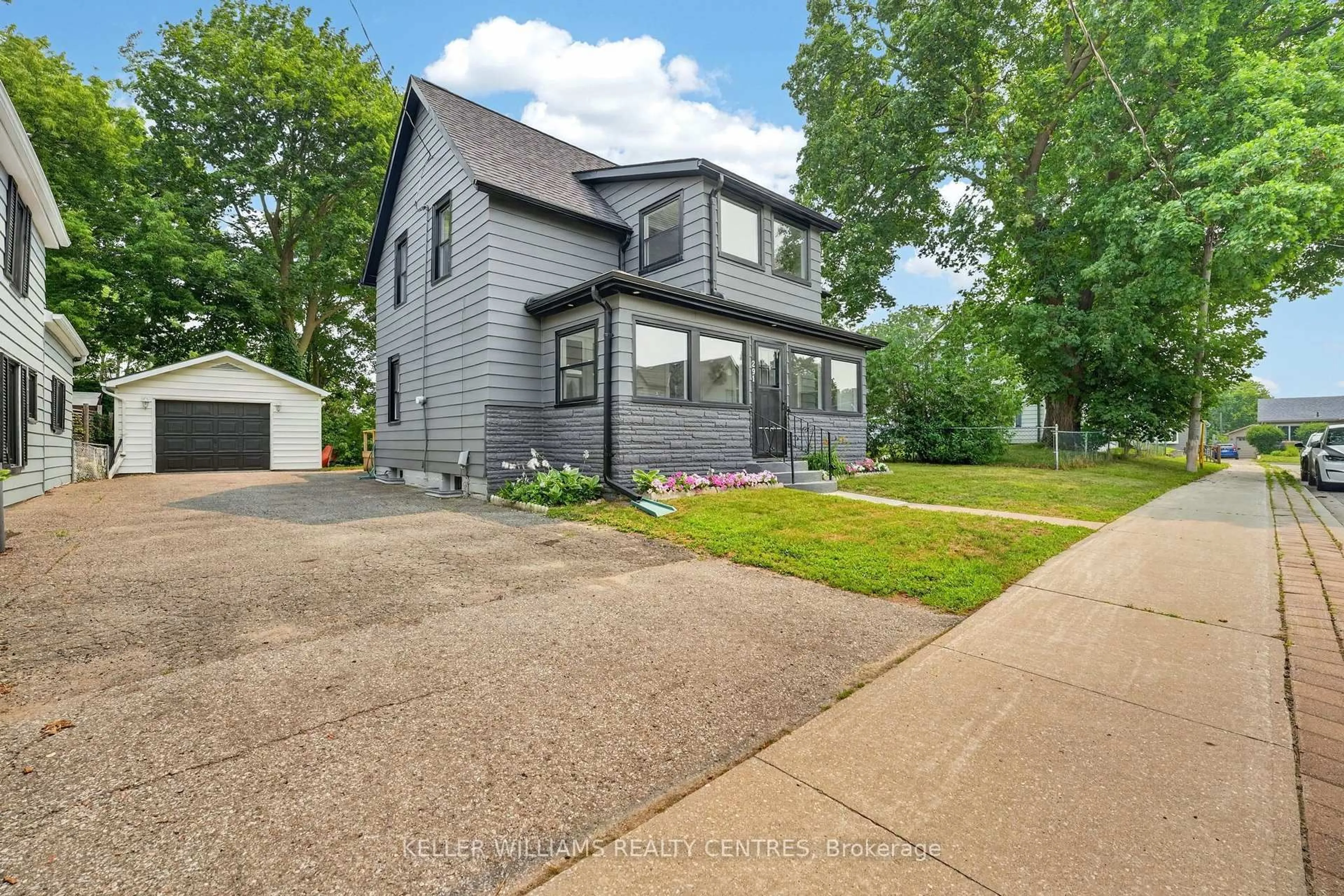 Home with vinyl exterior material, street for 291 Ellen St, Newmarket Ontario L3Y 4C7
