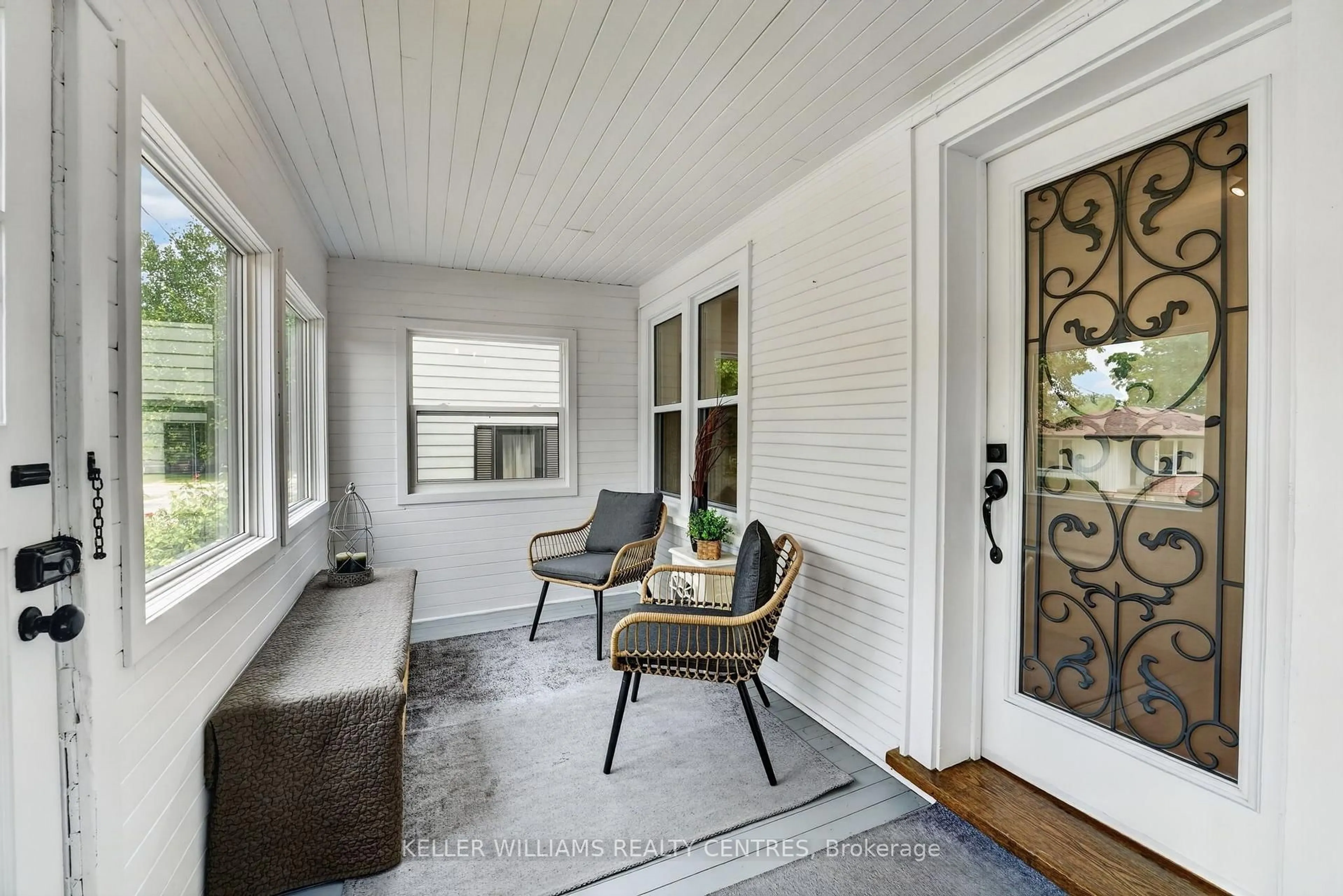 Indoor entryway for 291 Ellen St, Newmarket Ontario L3Y 4C7