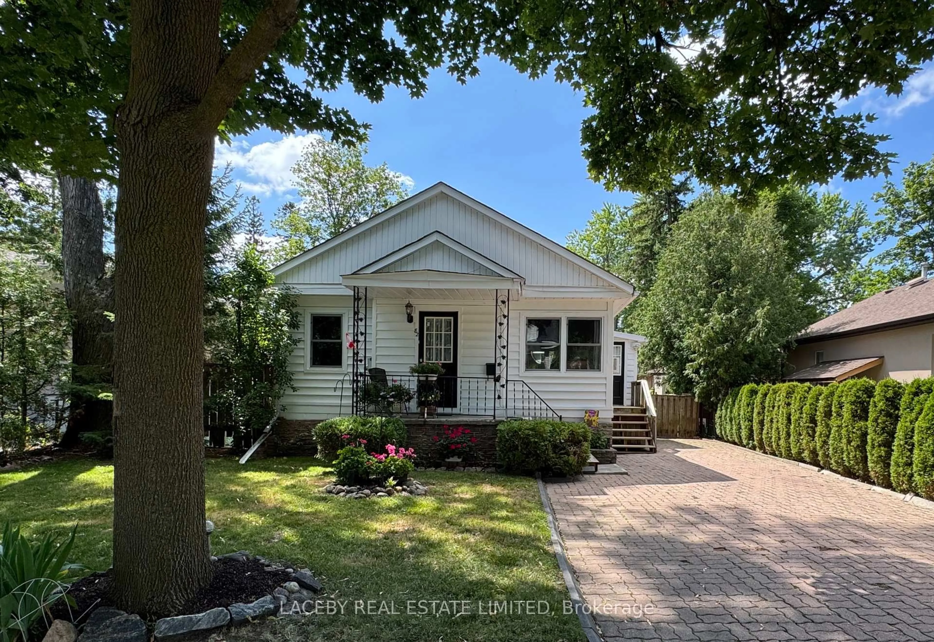 A pic from outside/outdoor area/front of a property/back of a property/a pic from drone, street for 82 Mill St, Richmond Hill Ontario L4C 4A7