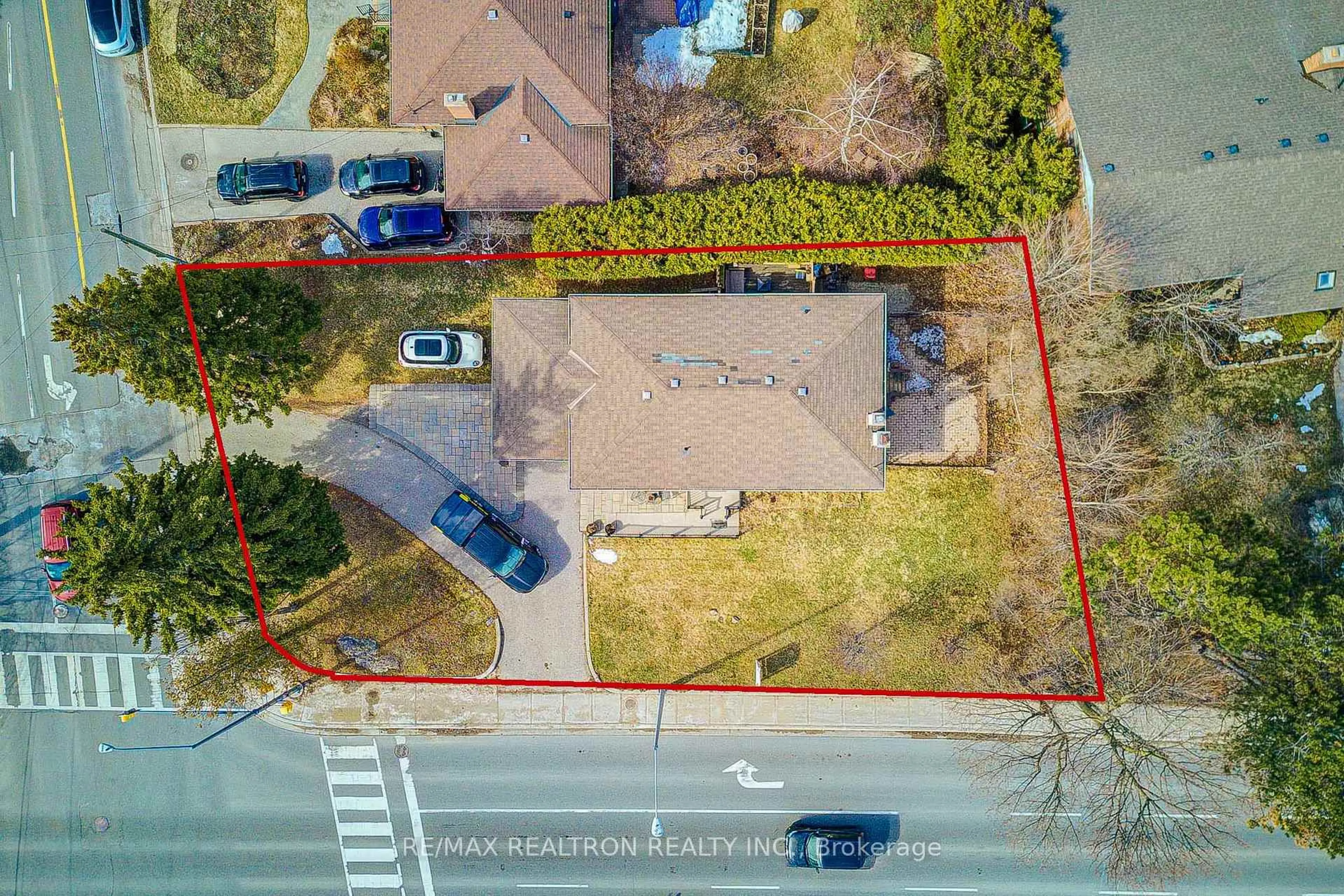 A pic from outside/outdoor area/front of a property/back of a property/a pic from drone, street for 256 Church St, Markham Ontario L3P 2M7