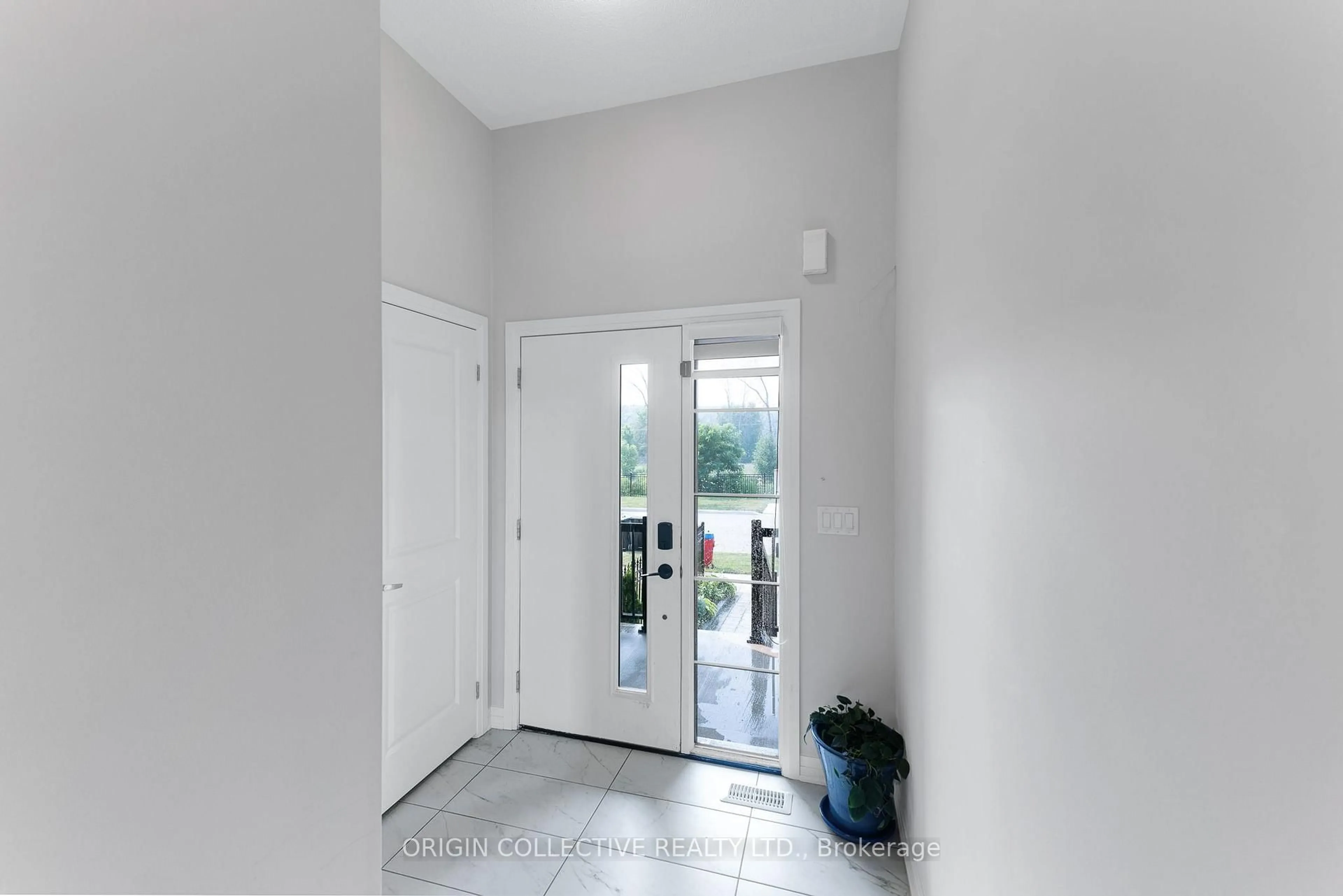 Indoor entryway for 215 Landolfi Way, Bradford West Gwillimbury Ontario L3Z 4L7