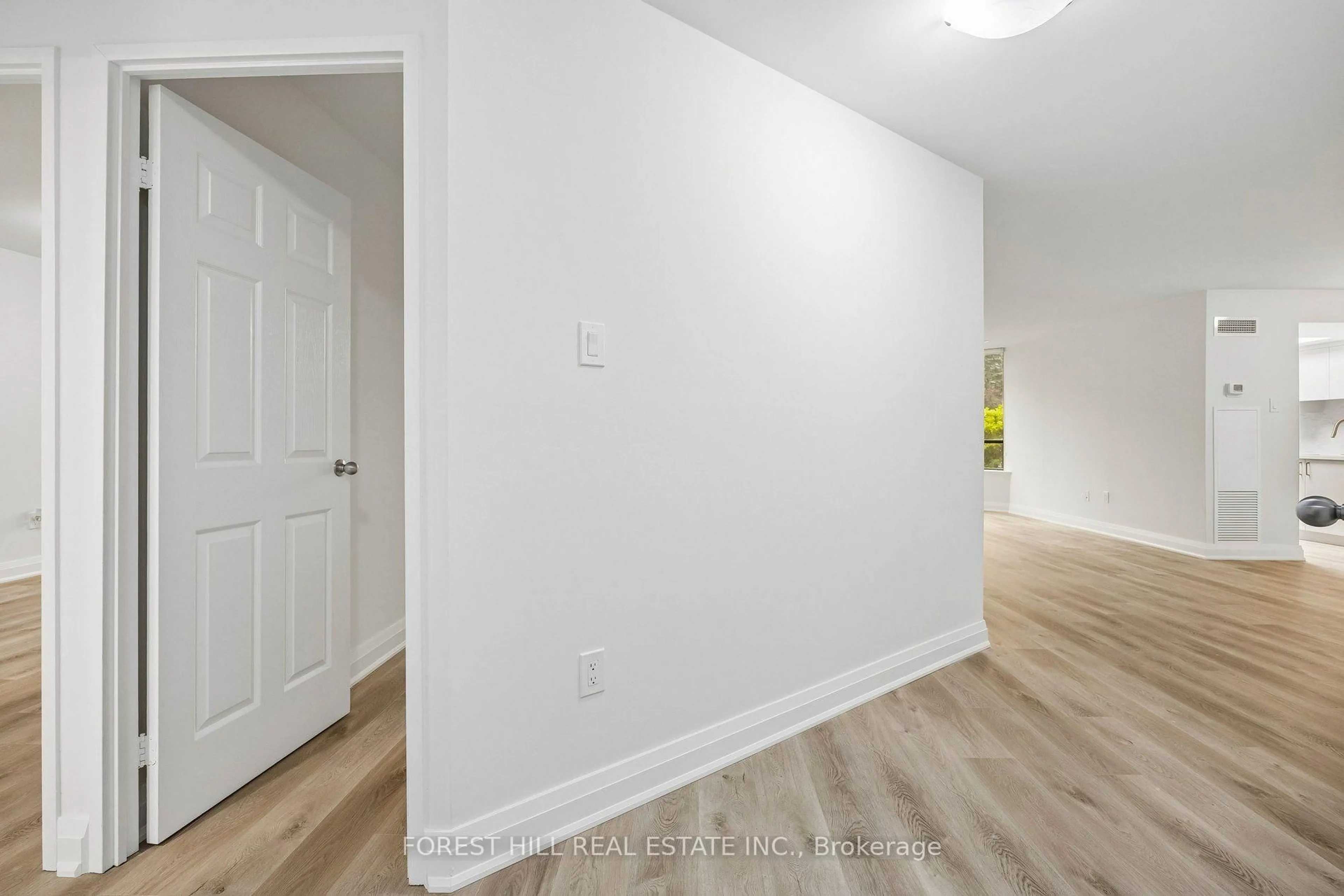 Indoor entryway for 7420 Bathurst St #101, Vaughan Ontario L4J 6X4