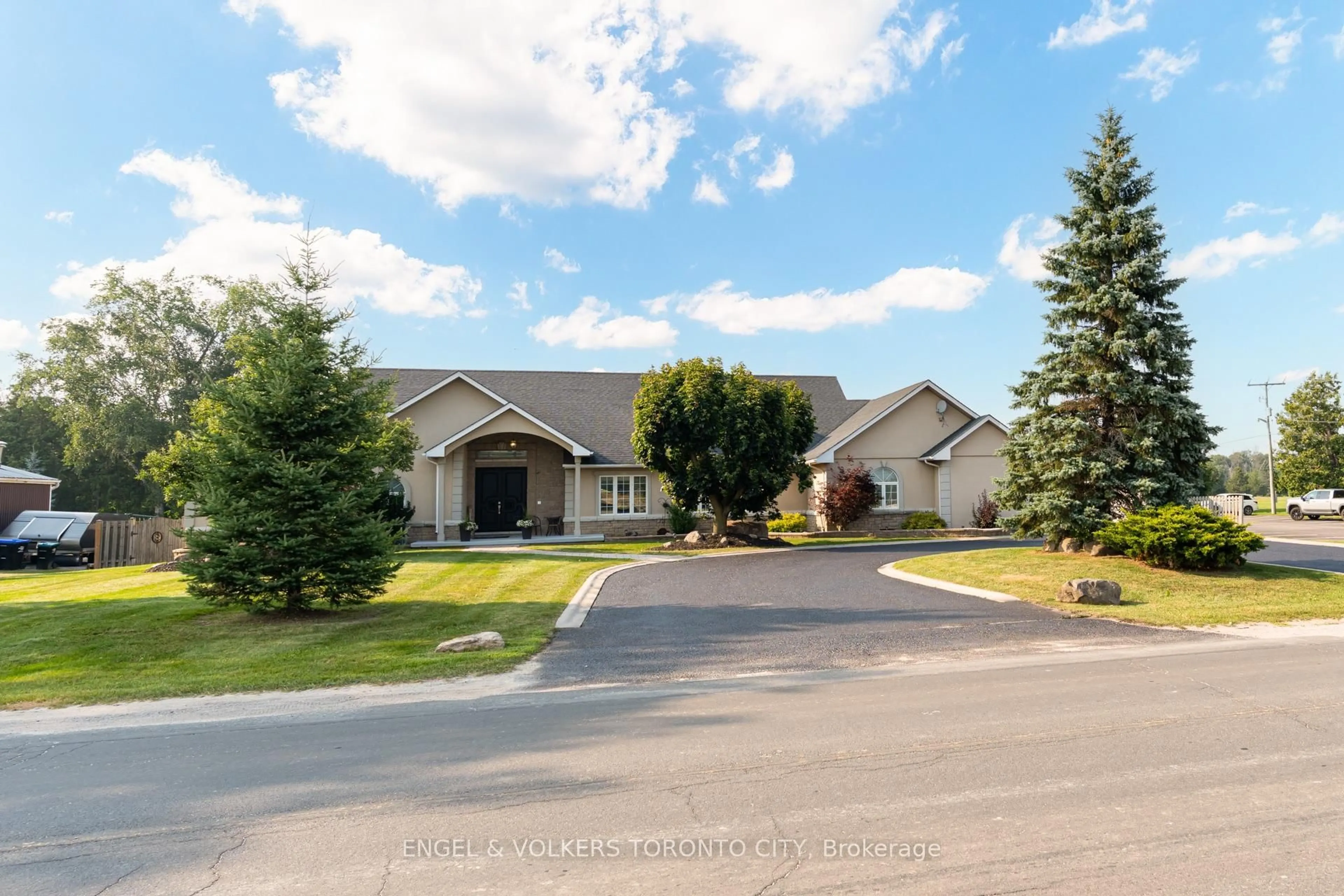 A pic from outside/outdoor area/front of a property/back of a property/a pic from drone, unknown for 1288 Shore Acres Dr, Innisfil Ontario L0L 1R0