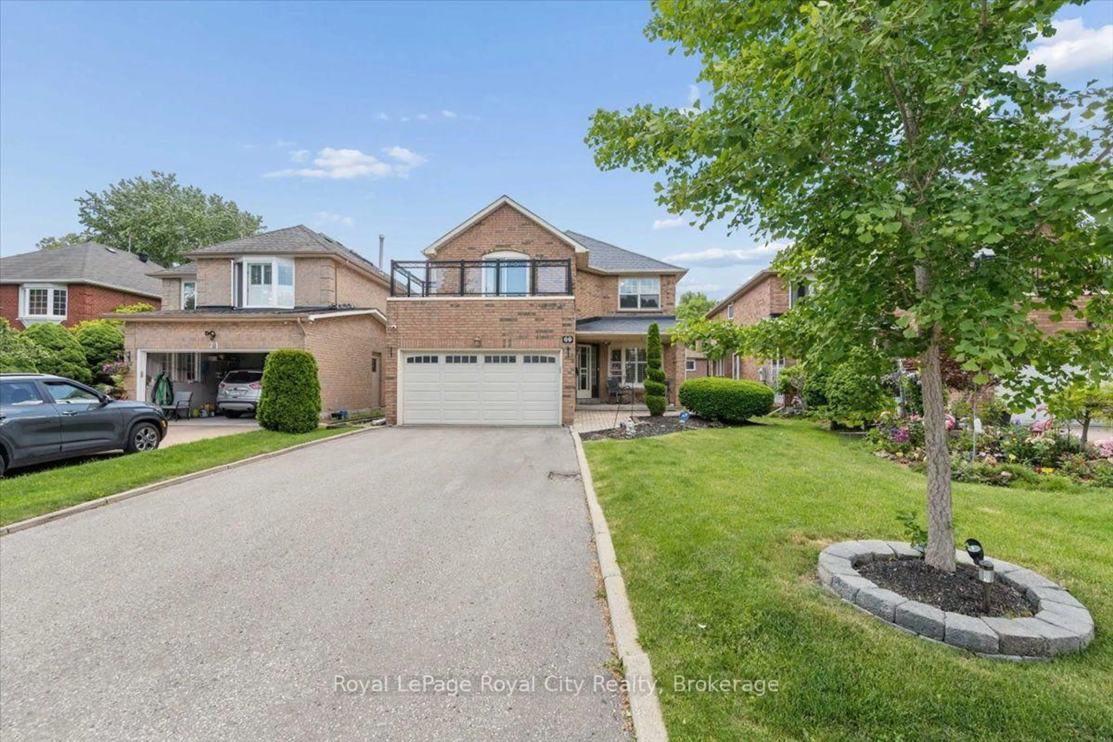 A pic from outside/outdoor area/front of a property/back of a property/a pic from drone, street for 69 Summerdale Dr, Markham Ontario L3T 6W6