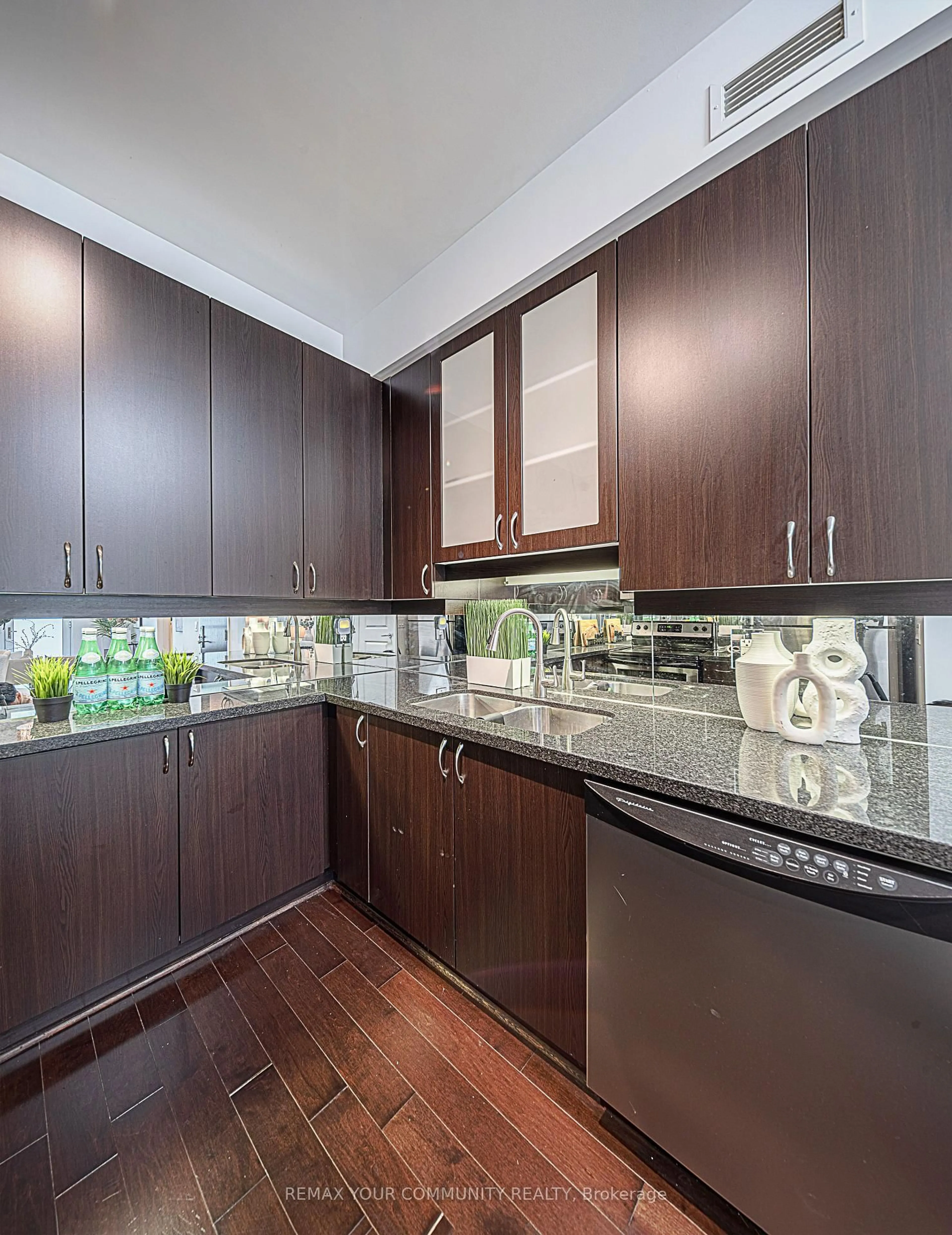 Contemporary kitchen, unknown for 39 Upper Duke Cres #102, Markham Ontario L6G 0B8