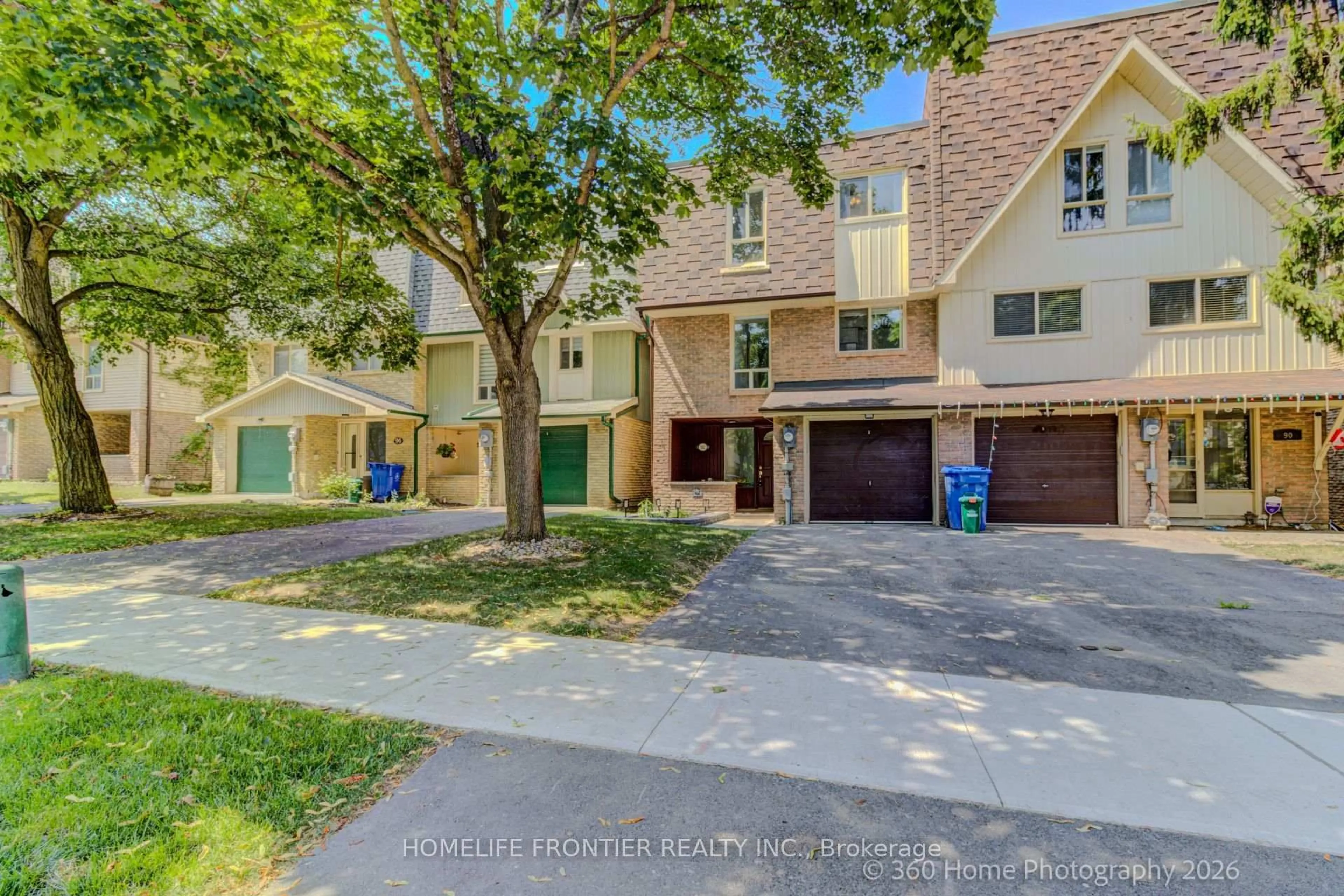 A pic from outside/outdoor area/front of a property/back of a property/a pic from drone, street for 92 Poplar Cres, Aurora Ontario L4G 3L3