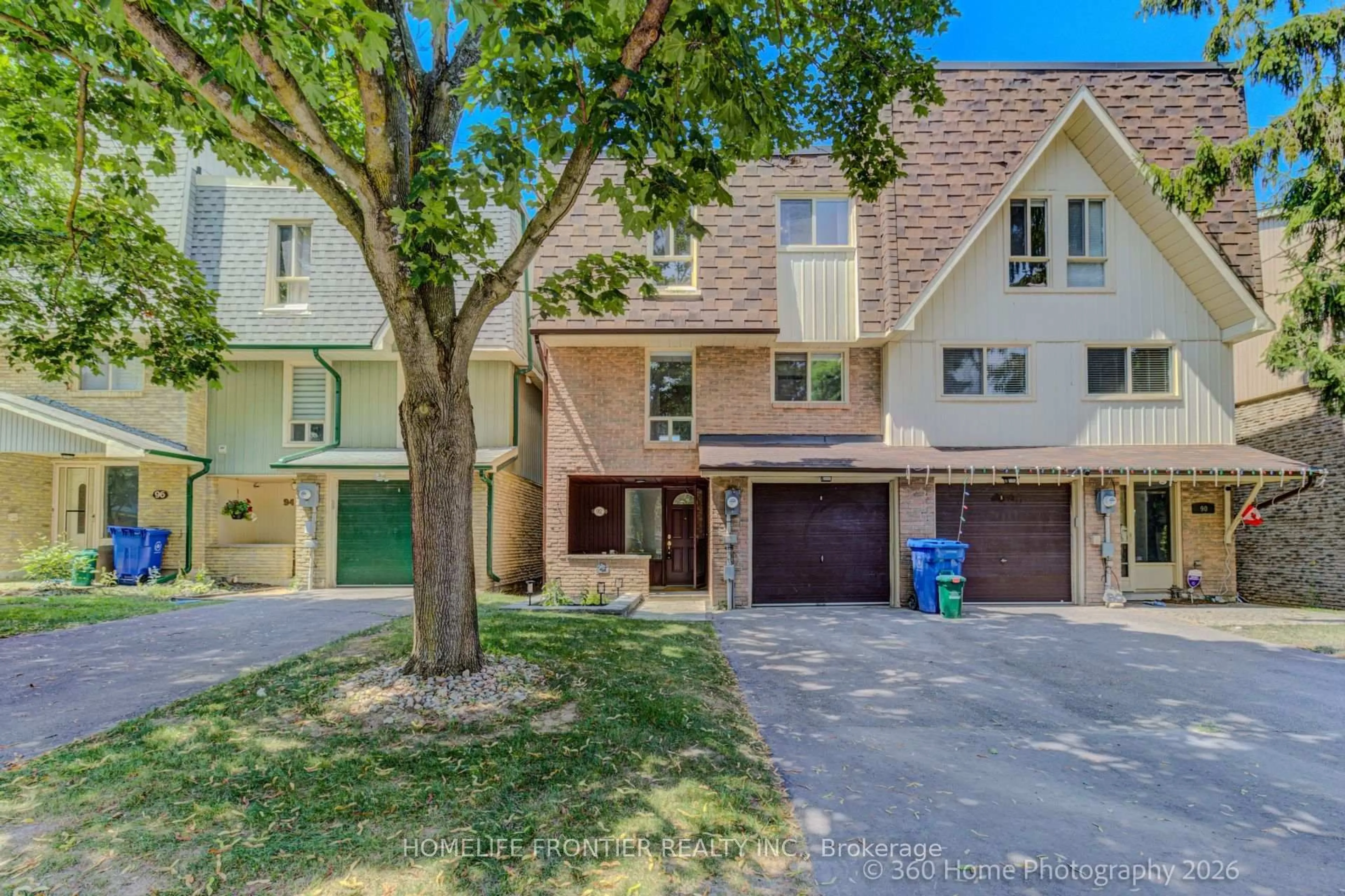 A pic from outside/outdoor area/front of a property/back of a property/a pic from drone, street for 92 Poplar Cres, Aurora Ontario L4G 3L3