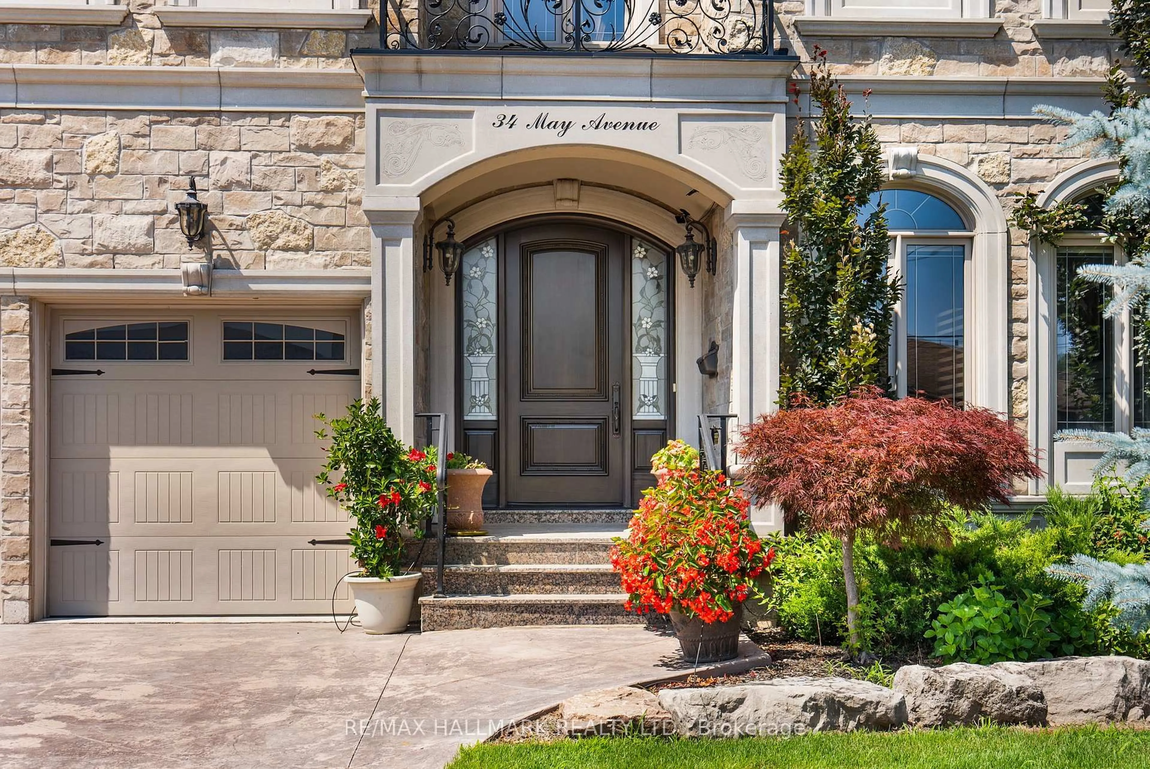Indoor entryway for 34 May Ave, Richmond Hill Ontario L4C 3S6
