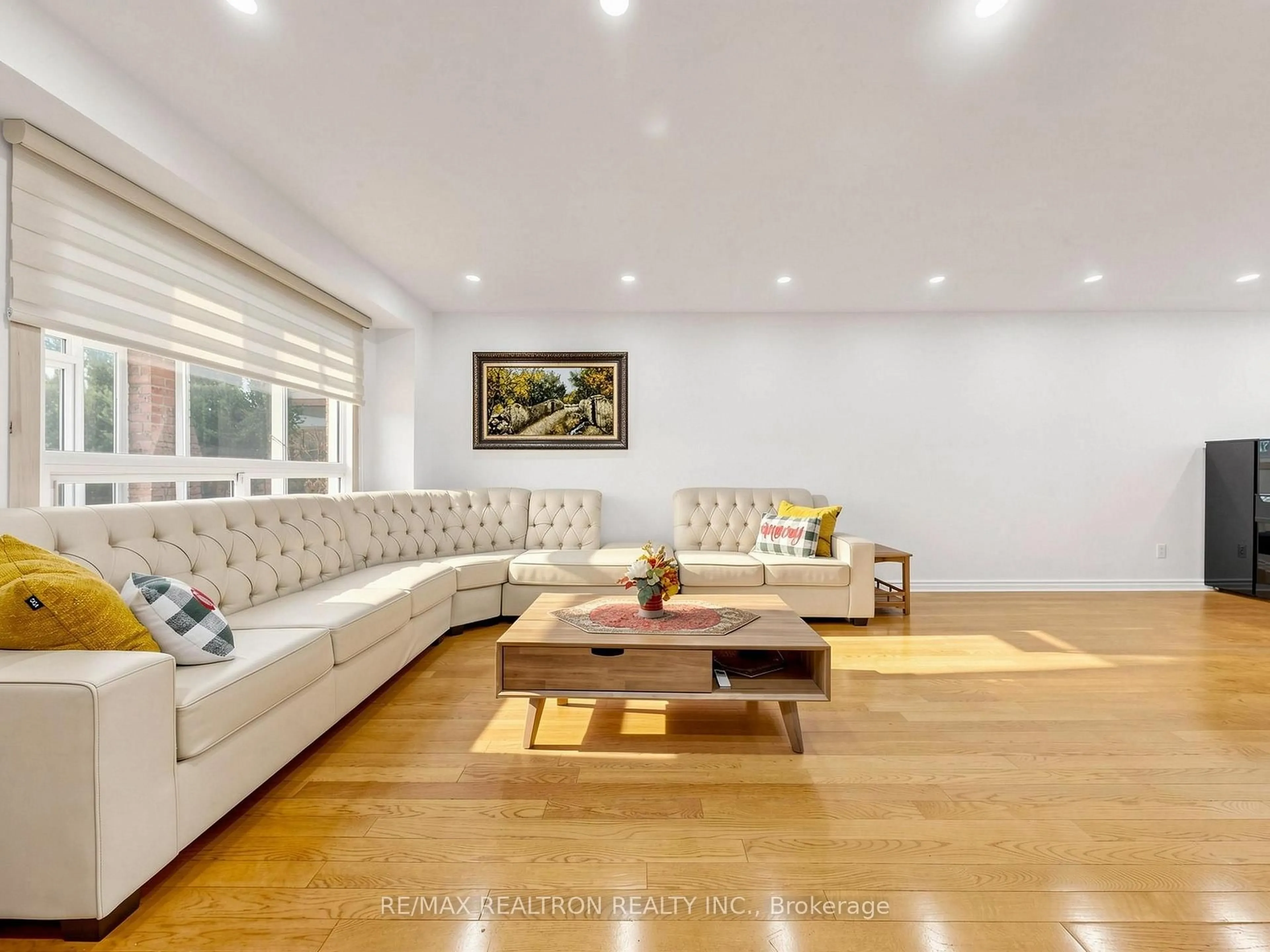 Living room with furniture, wood/laminate floor for 23 Don Head Village Blvd, Richmond Hill Ontario L4C 7M4