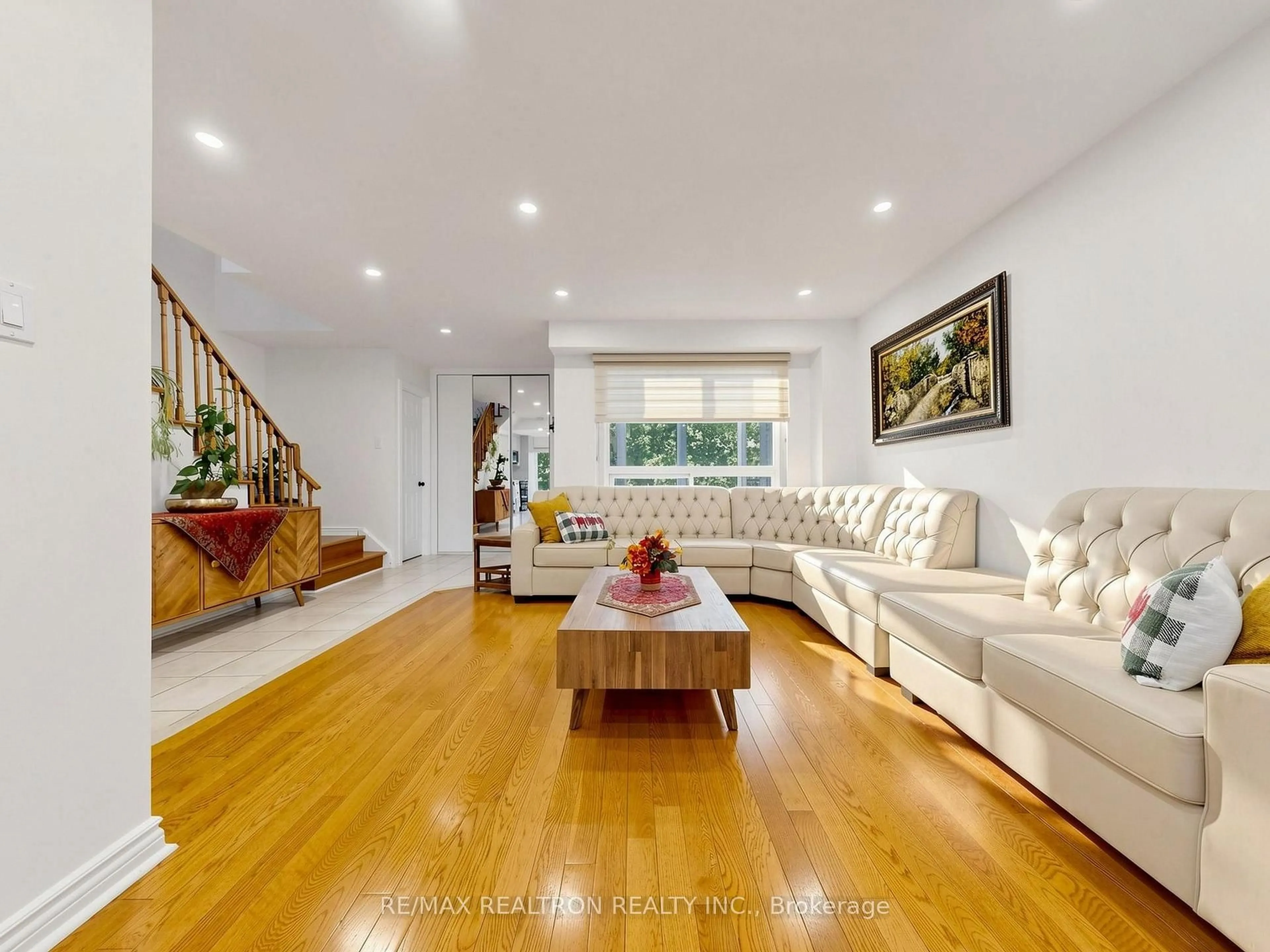 Living room with furniture, wood/laminate floor for 23 Don Head Village Blvd, Richmond Hill Ontario L4C 7M4