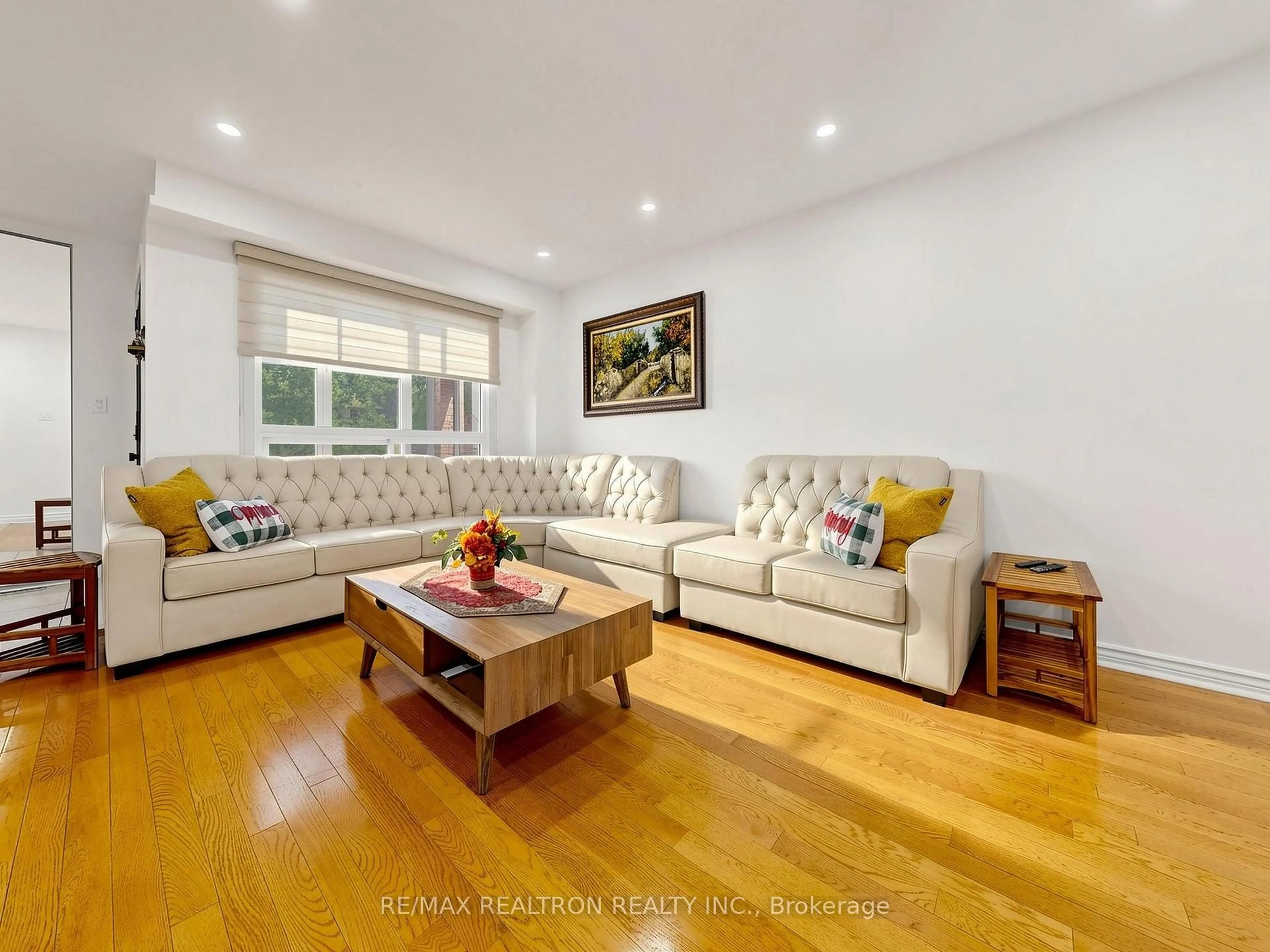 Living room with furniture, wood/laminate floor for 23 Don Head Village Blvd, Richmond Hill Ontario L4C 7M4