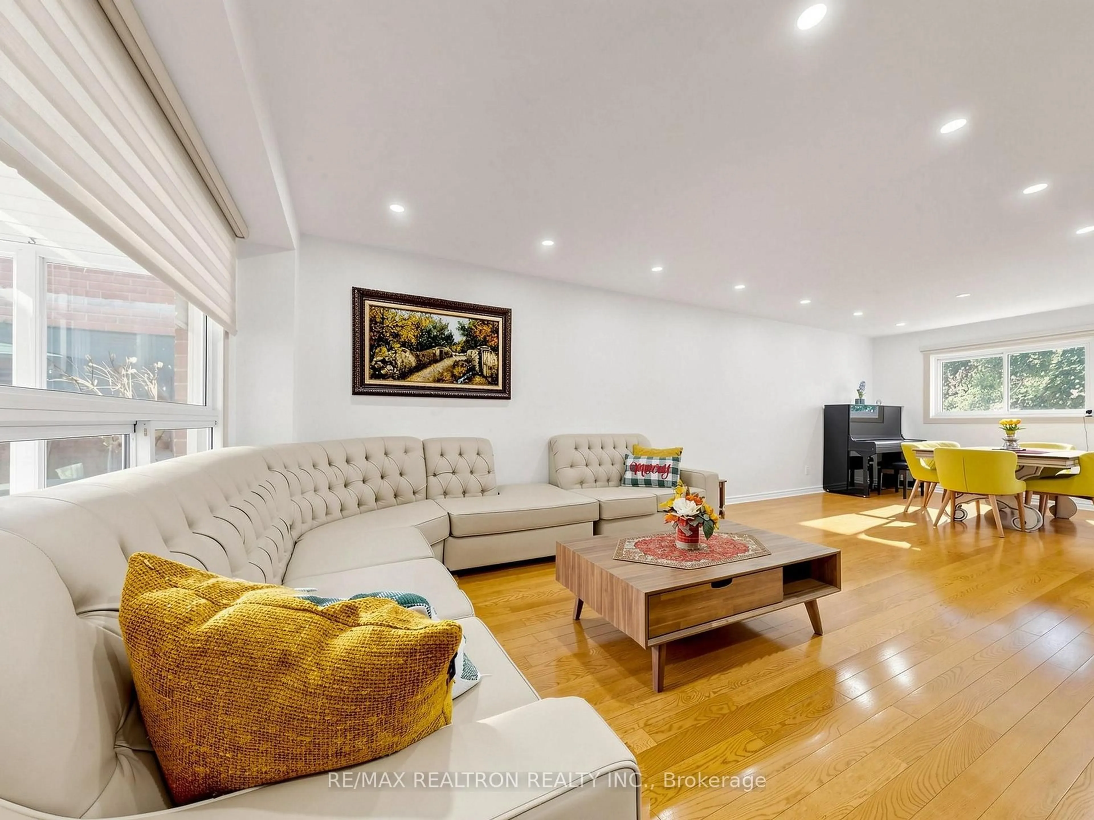 Living room with furniture, wood/laminate floor for 23 Don Head Village Blvd, Richmond Hill Ontario L4C 7M4