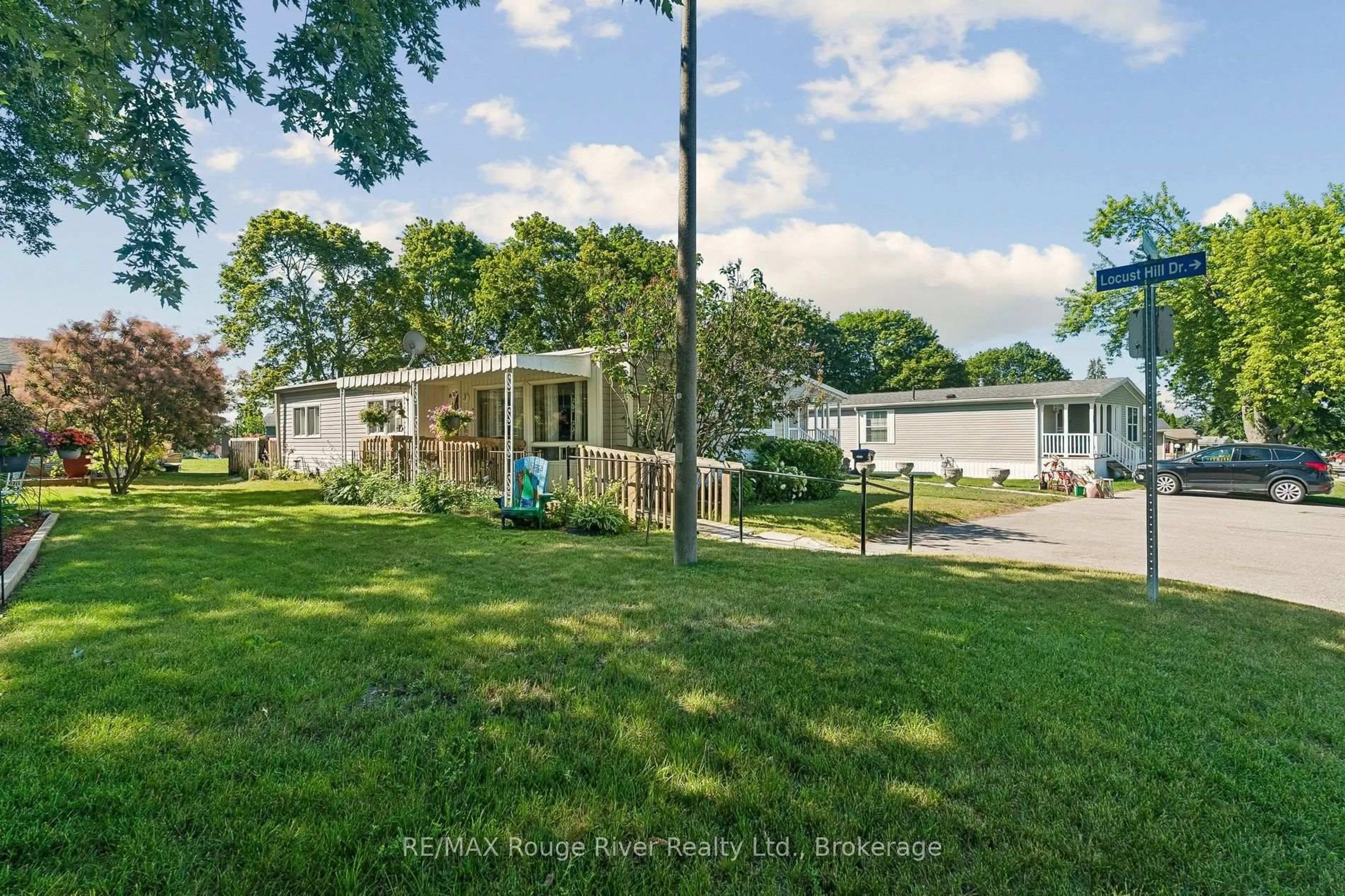 A pic from outside/outdoor area/front of a property/back of a property/a pic from drone, unknown for 35 Hawthorne Dr, Innisfil Ontario L9S 1P1