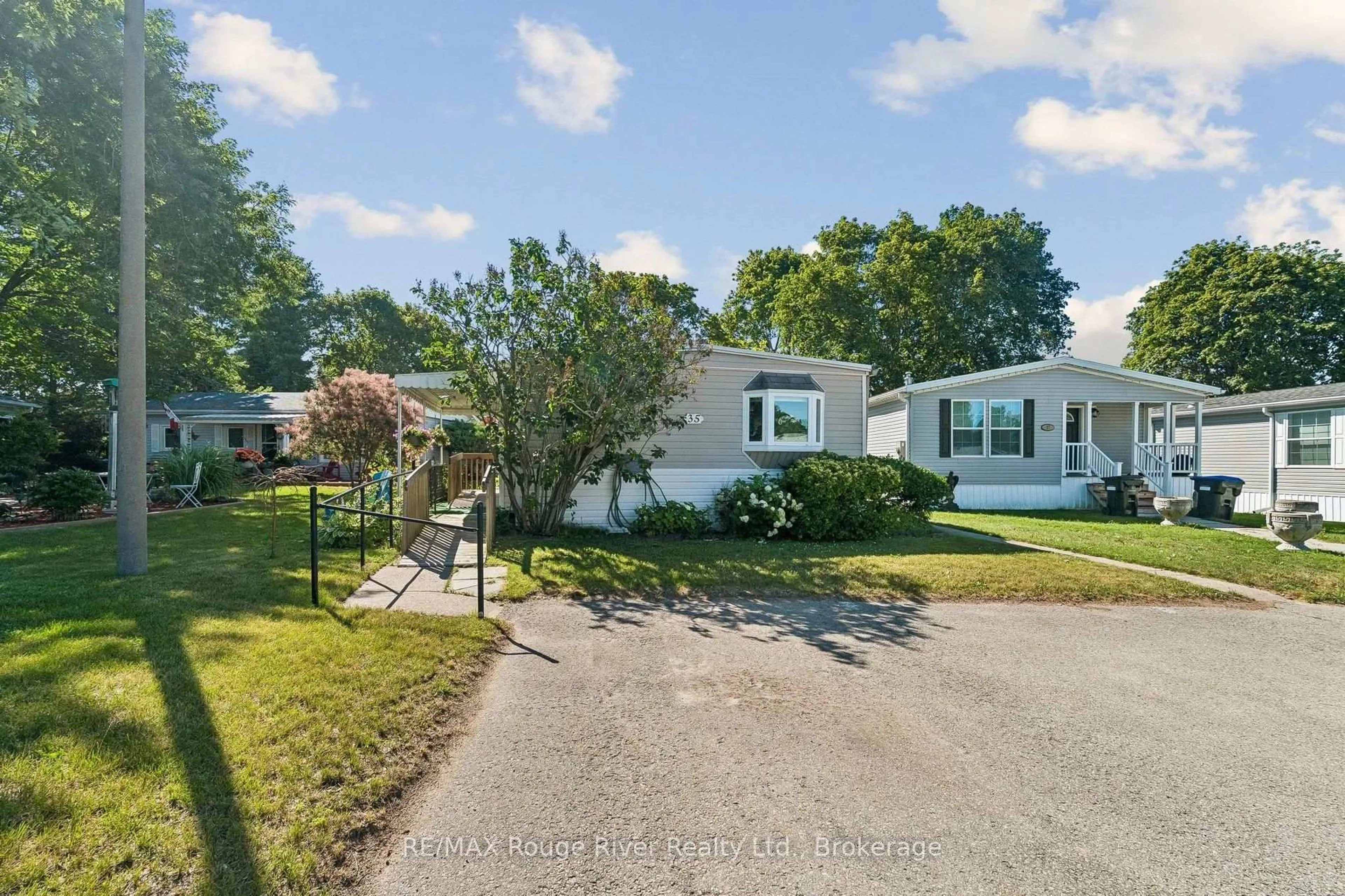 A pic from outside/outdoor area/front of a property/back of a property/a pic from drone, street for 35 Hawthorne Dr, Innisfil Ontario L9S 1P1