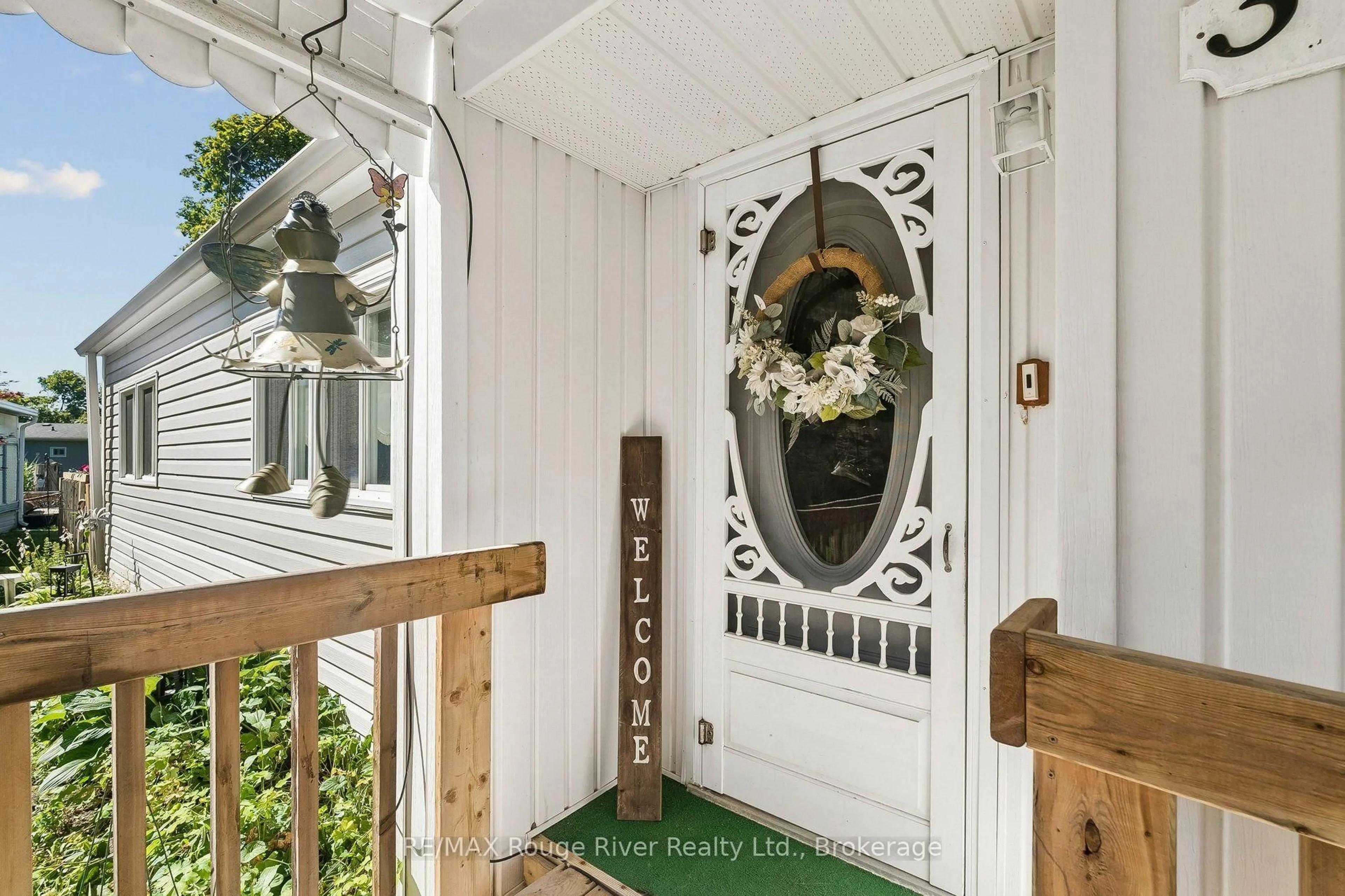 Indoor entryway for 35 Hawthorne Dr, Innisfil Ontario L9S 1P1