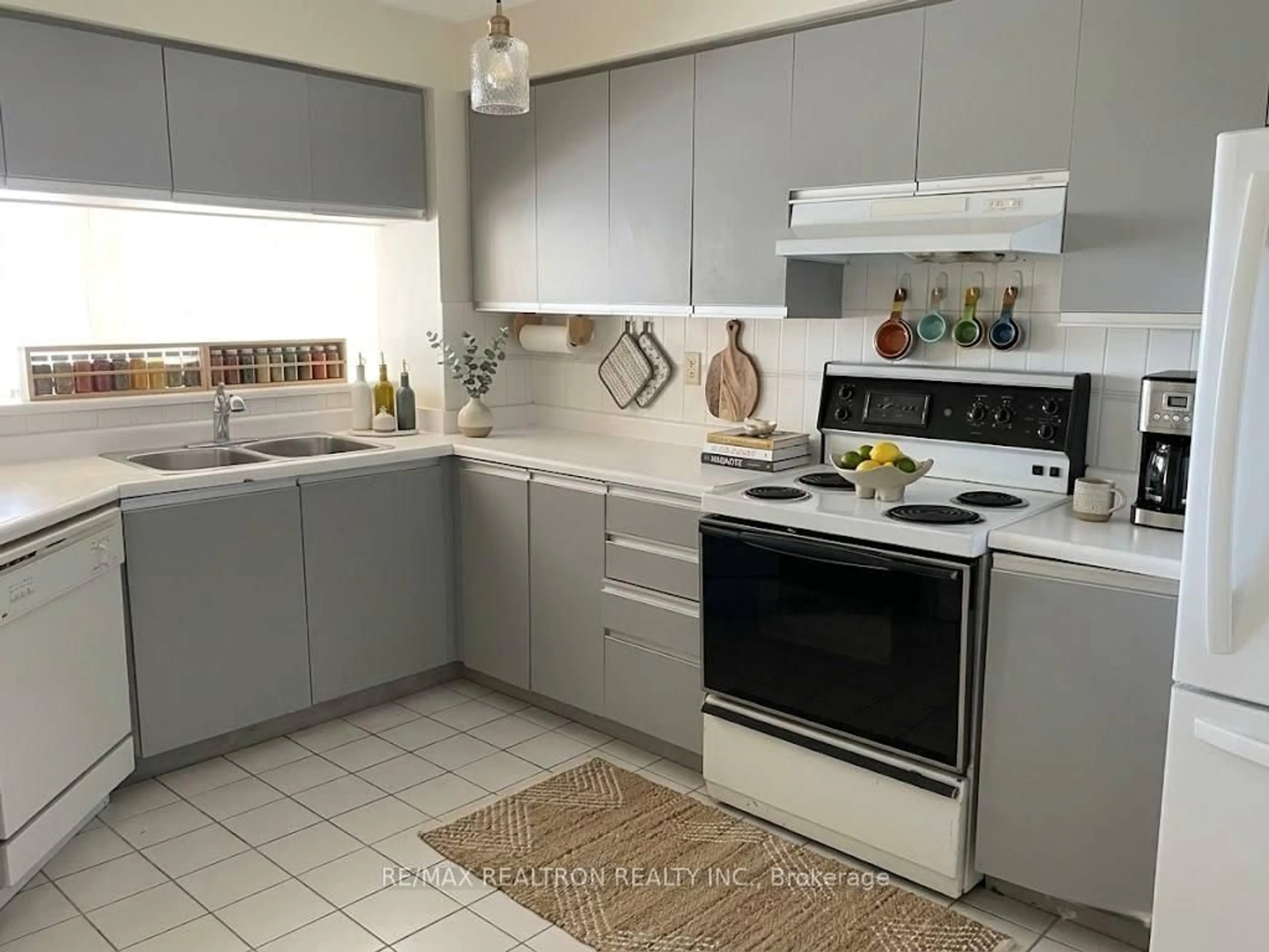 Standard kitchen, ceramic/tile floor for 7805 Bayview Ave #705, Markham Ontario L3T 7N1