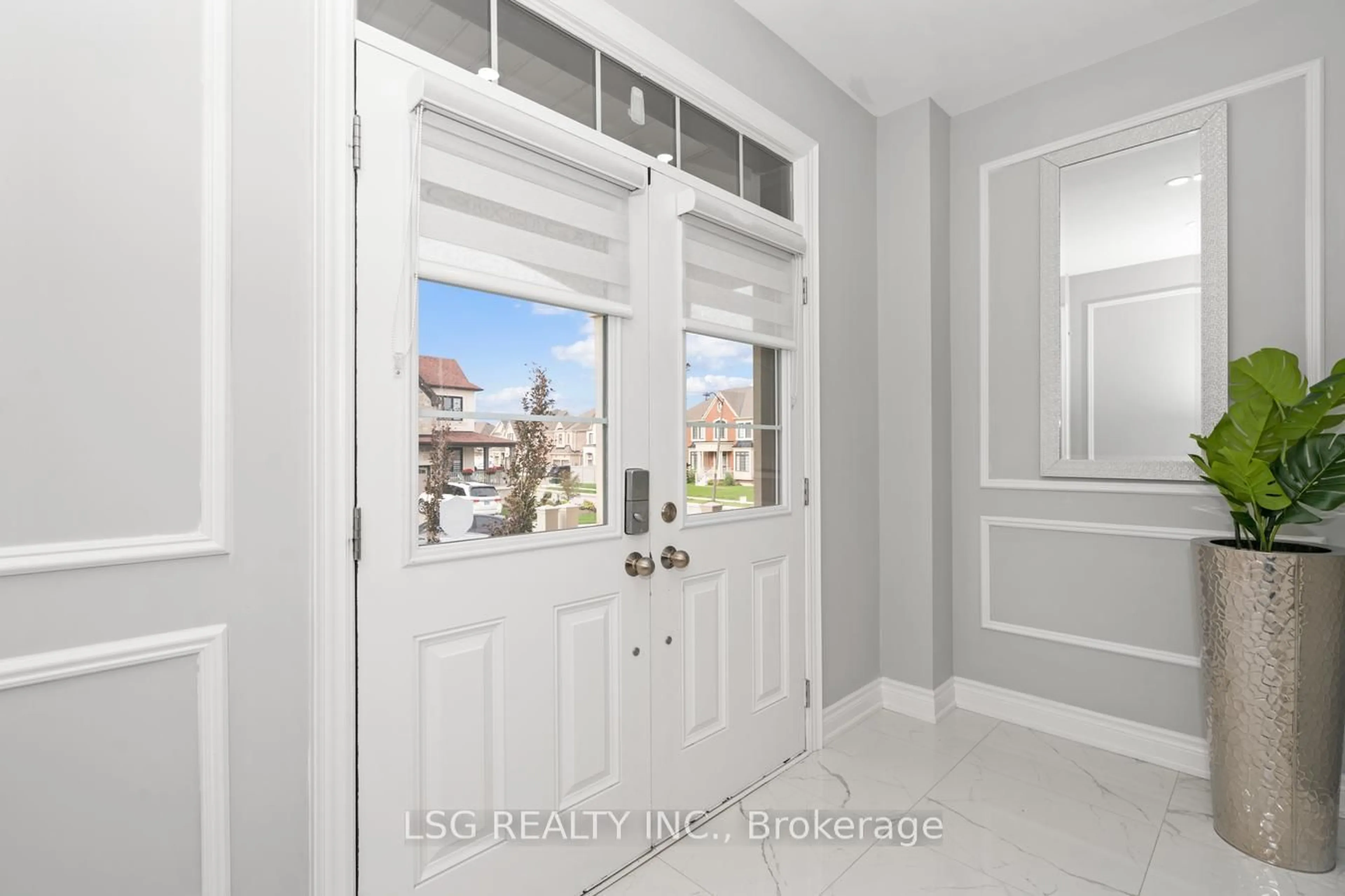 Indoor entryway for 19 Tesla Cres, East Gwillimbury Ontario L9N 1G5