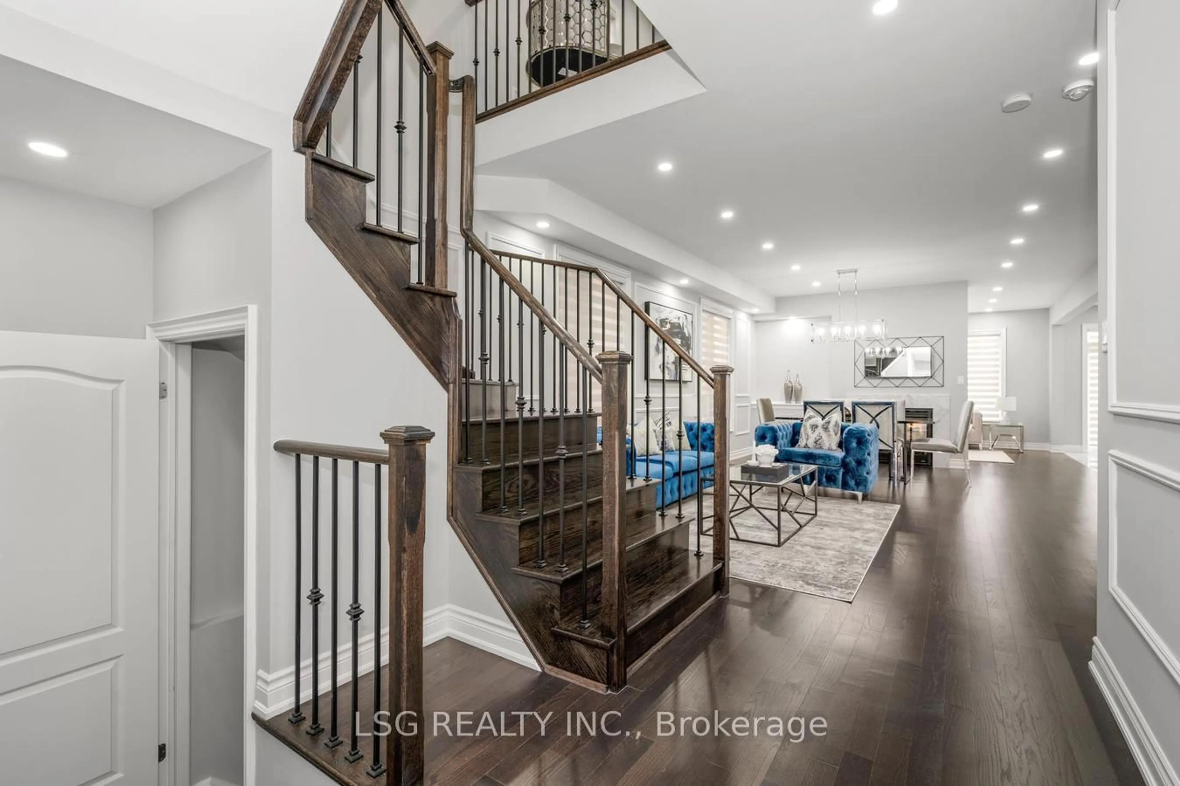 Indoor entryway for 19 Tesla Cres, East Gwillimbury Ontario L9N 1G5