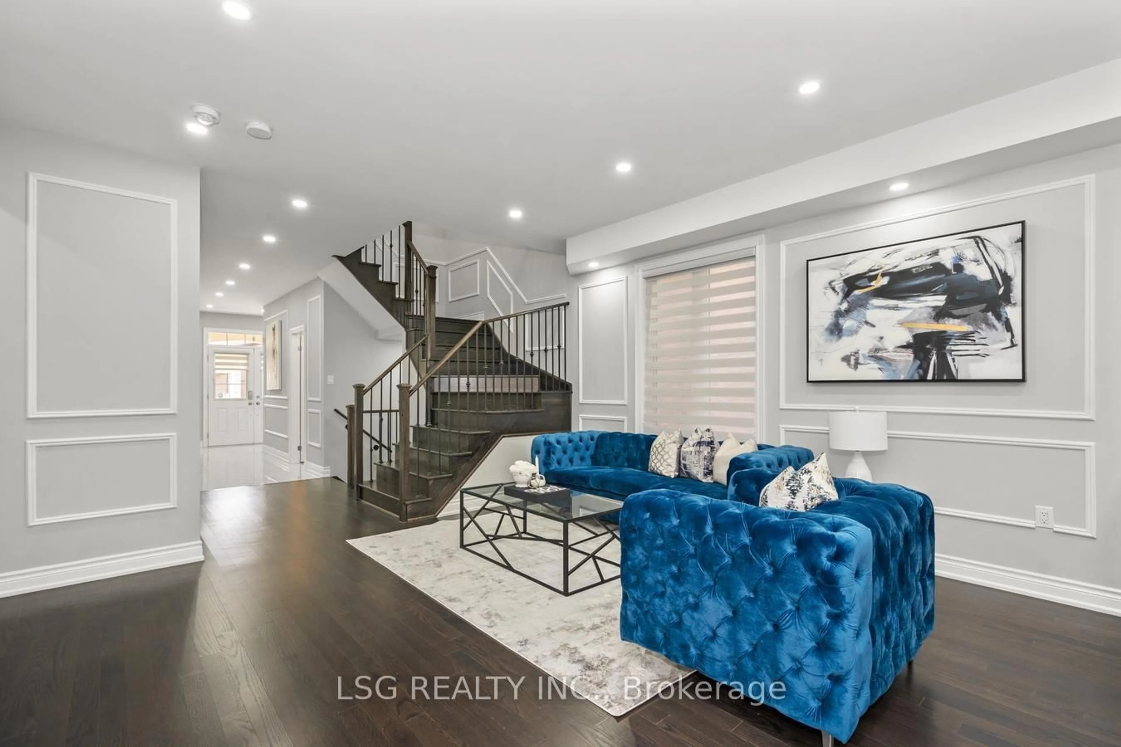 Living room with furniture, unknown for 19 Tesla Cres, East Gwillimbury Ontario L9N 1G5