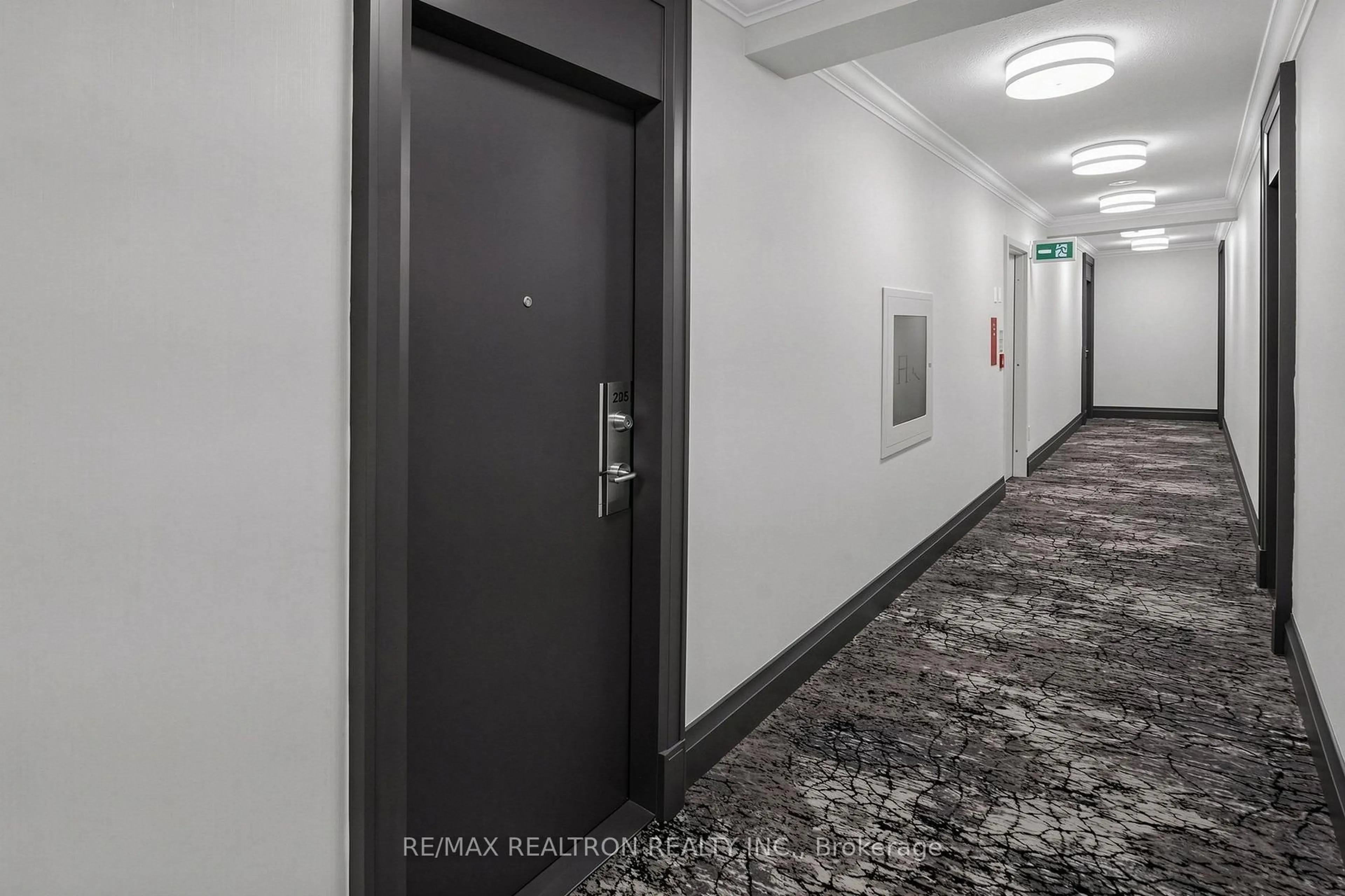 Indoor foyer for 100 Promenade Circ #205, Vaughan Ontario L4J 7W7