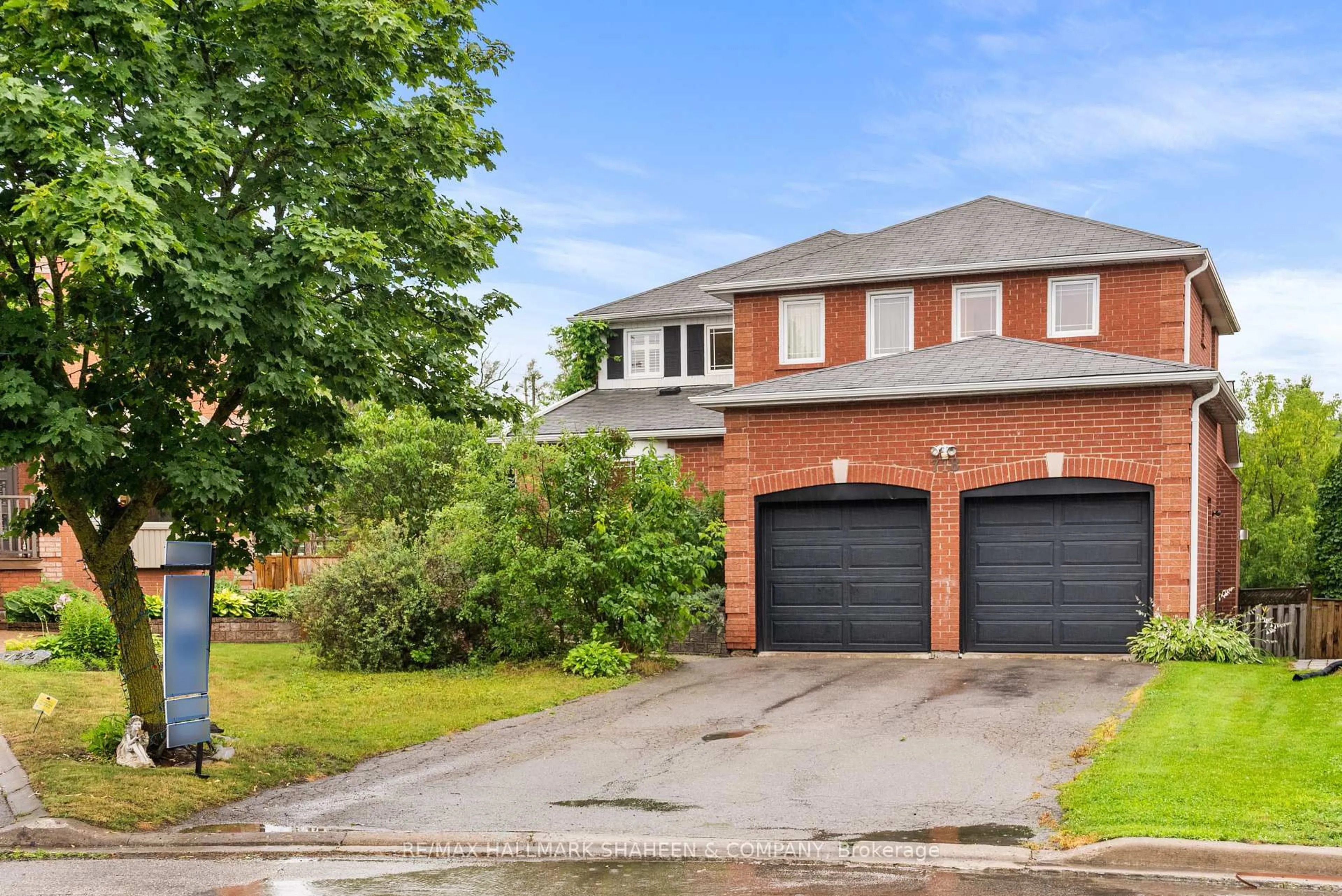 Home with brick exterior material, street for 718 Firth Crt, Newmarket Ontario L3Y 8H8